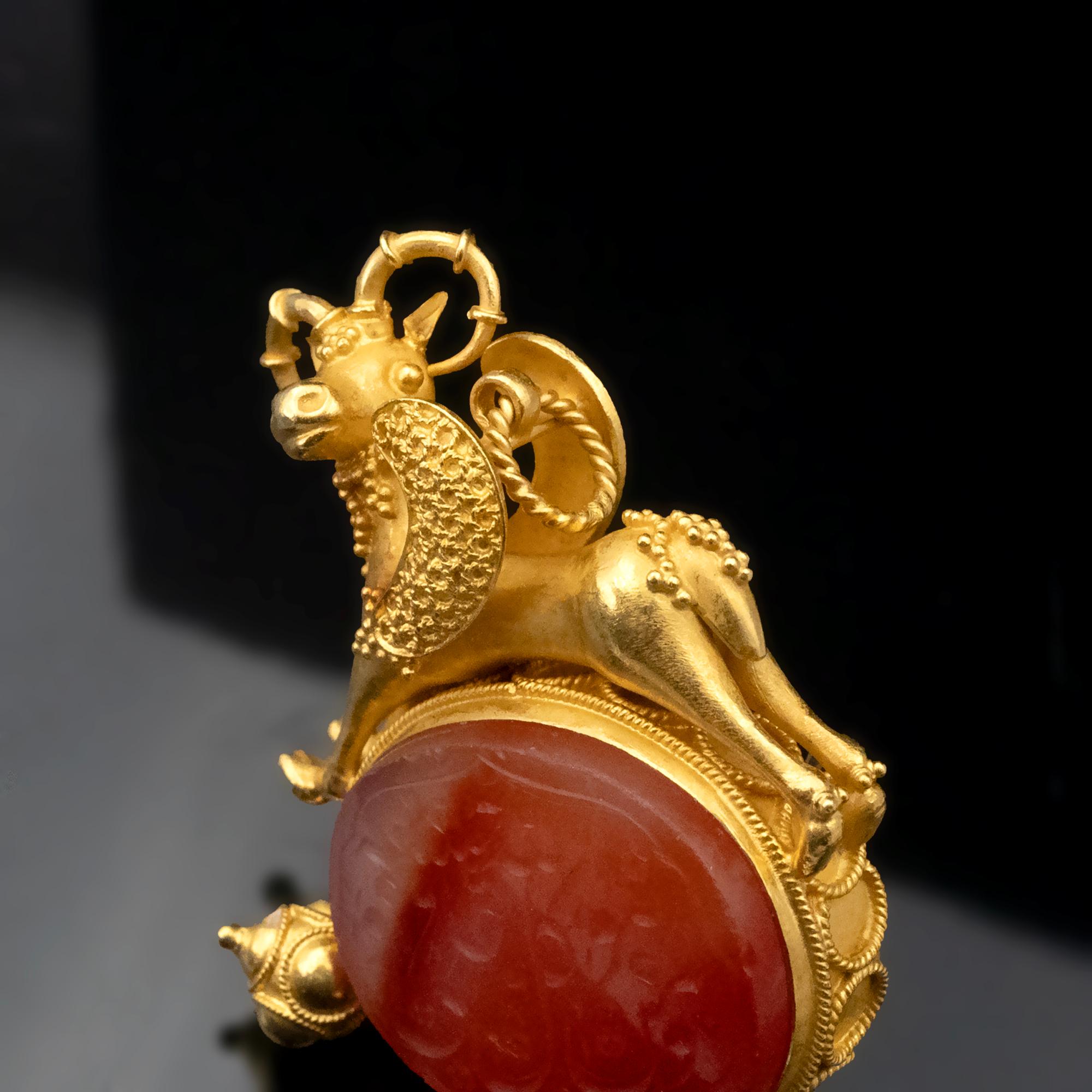 Byzantine-Style 22k Gold Pendant Brooch – Engraved Carnelian Animal Jewelry In Excellent Condition For Sale In Monte Carlo, MC
