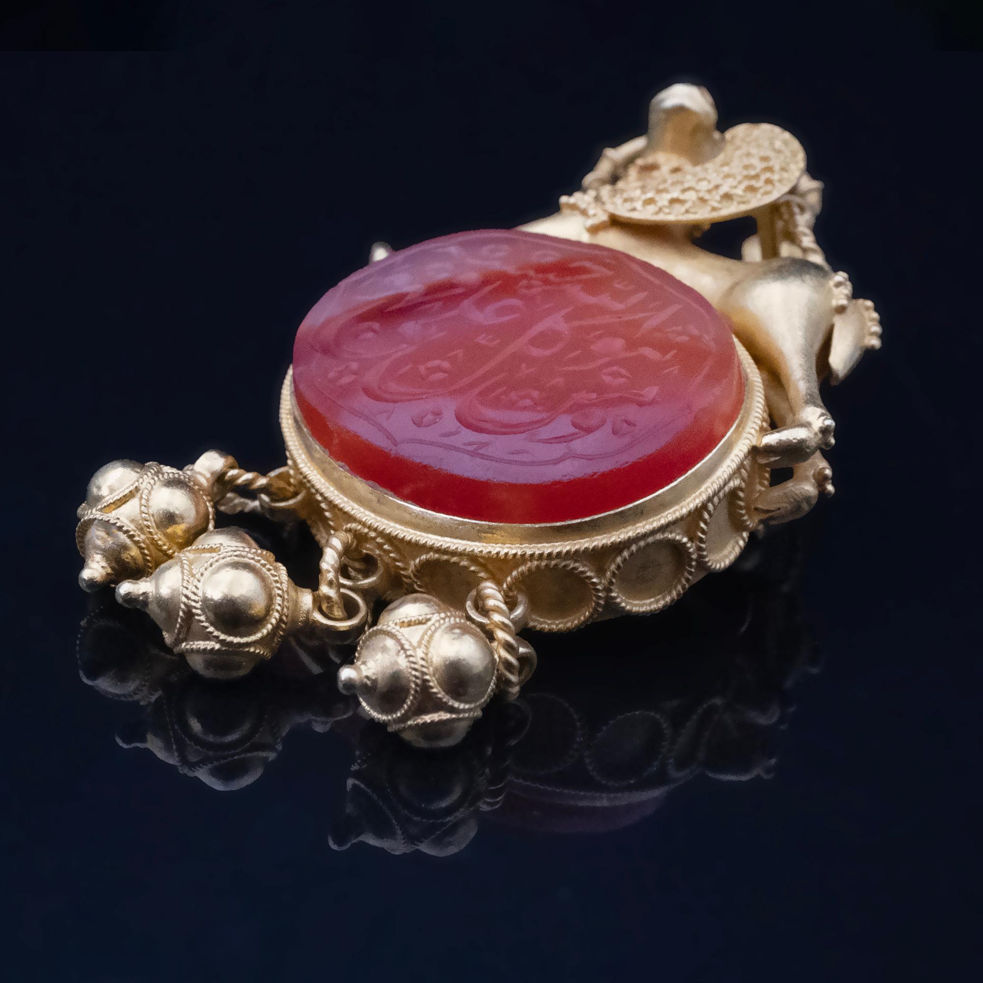 Women's or Men's Byzantine-Style 22k Gold Pendant Brooch – Engraved Carnelian Animal Jewelry For Sale