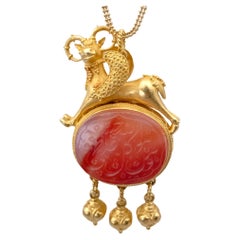 Broche pendentif en or 22k de style byzantin - Bijoux animaux en cornaline gravée