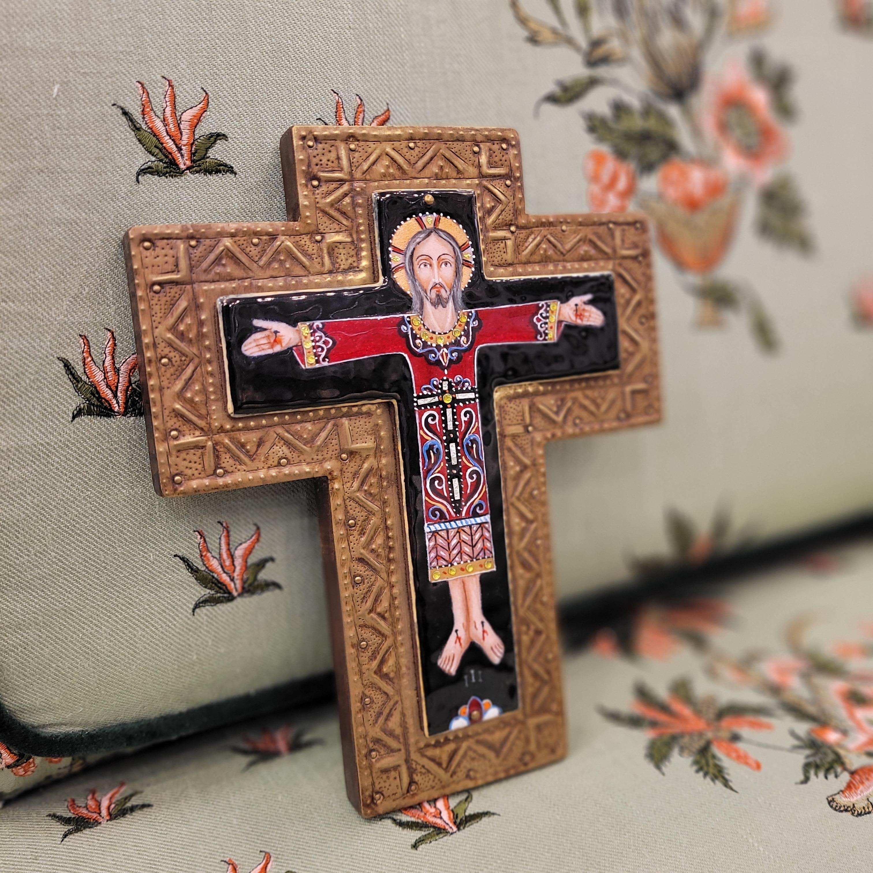 Cruz de estilo bizantino en latón esmaltado de color y madera  en venta 9