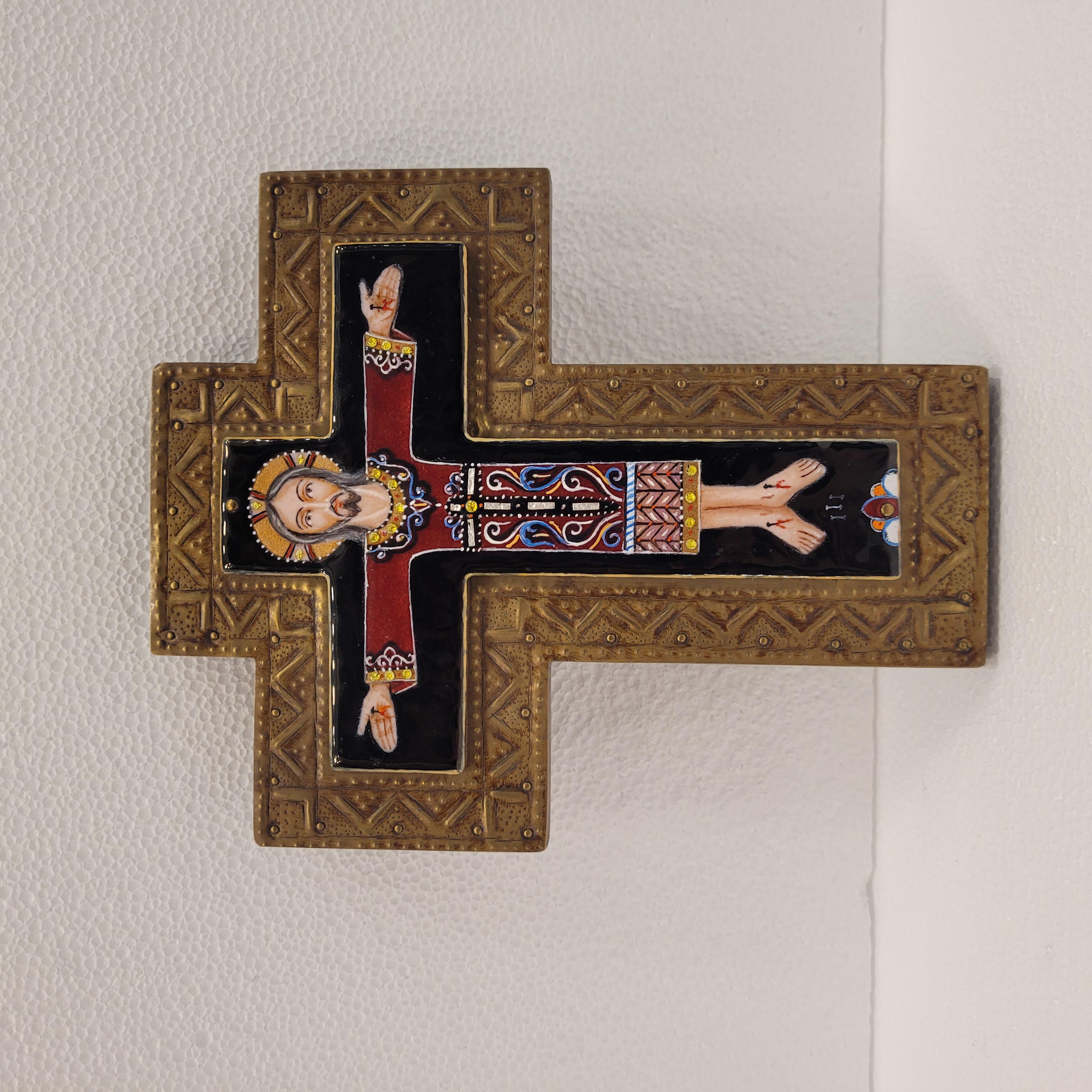 Cruz de estilo bizantino en latón esmaltado de color y madera  en venta 10