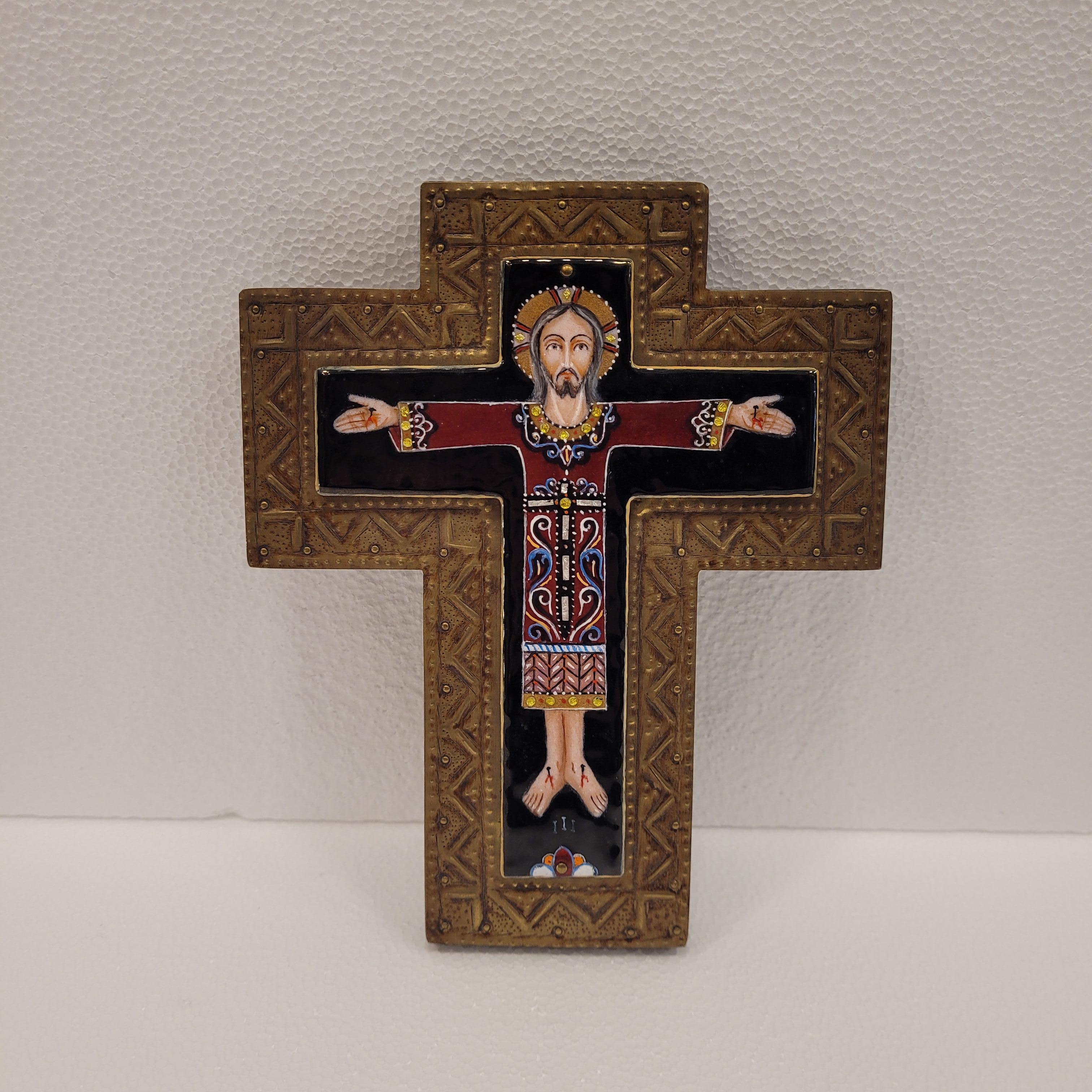 Cruz de estilo bizantino en latón esmaltado de color y madera  en venta 12