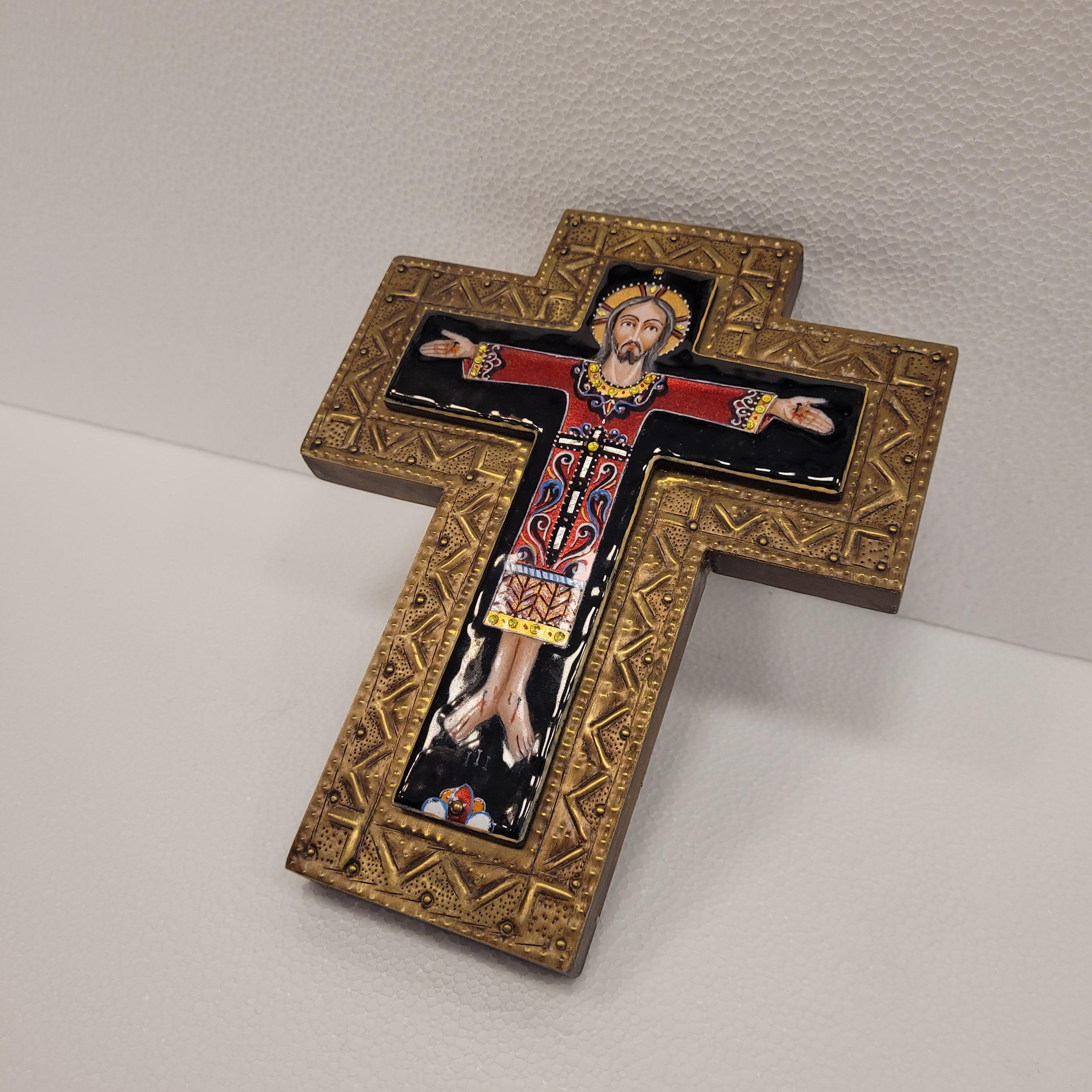 Cruz de estilo bizantino en latón esmaltado de color y madera  en venta 13