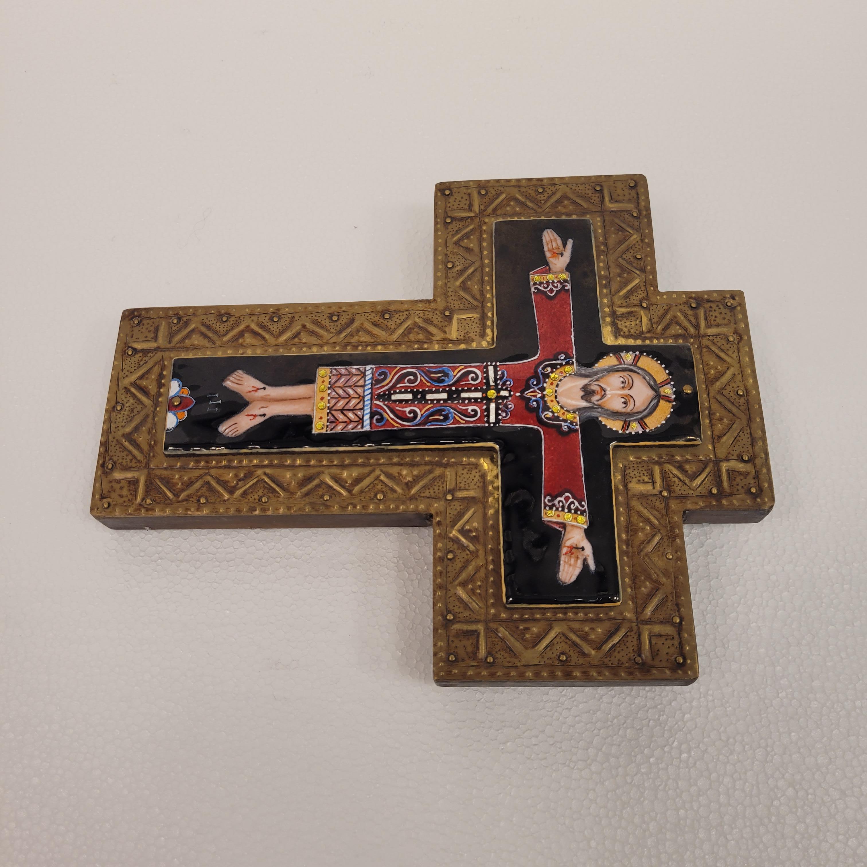 Cruz de estilo bizantino en latón esmaltado de color y madera  en venta 14