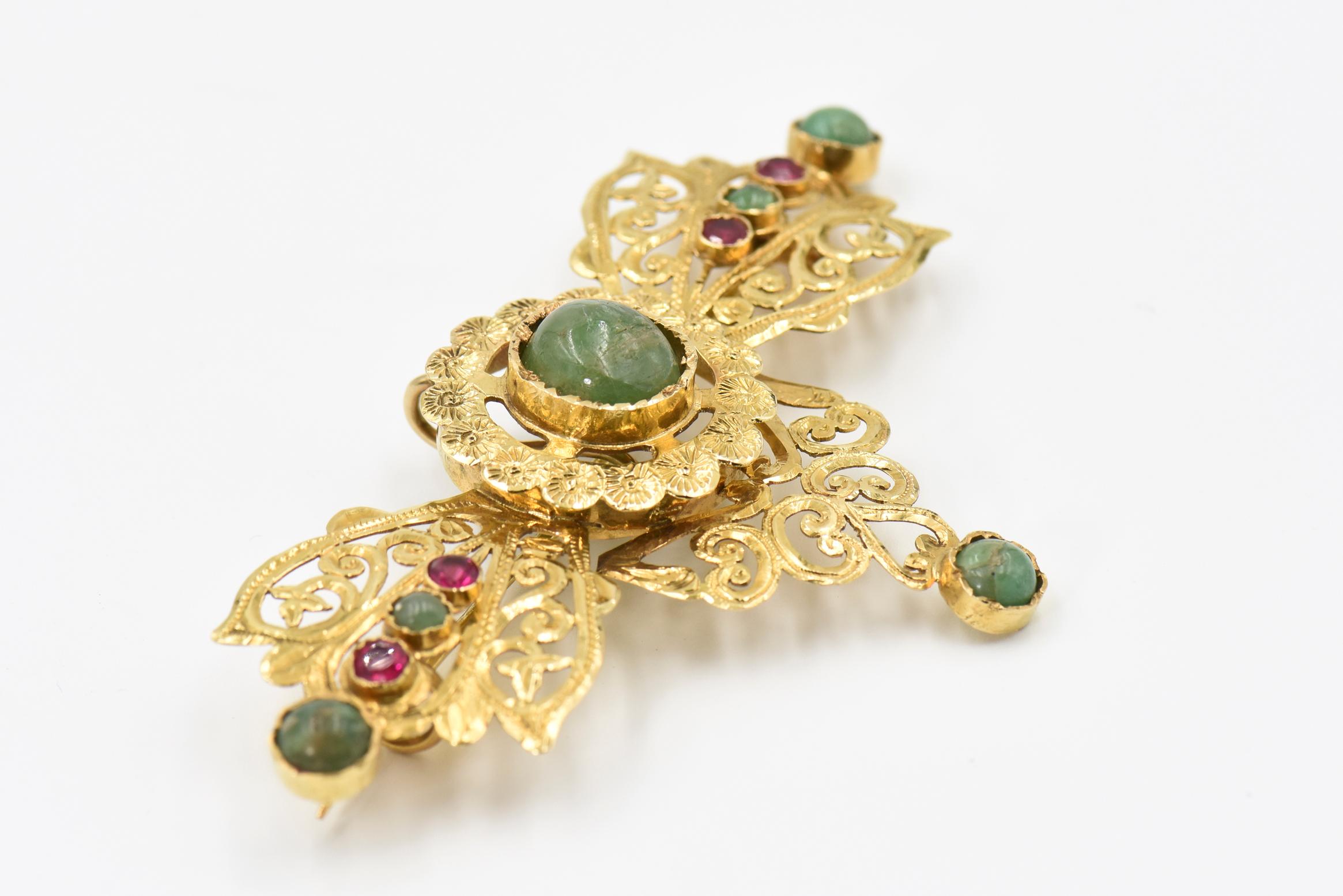 Schleifenbrosche/Anhänger im byzantinischen Stil mit Smaragd und Rubin-Filagree in Gelbgold (Cabochon) im Angebot