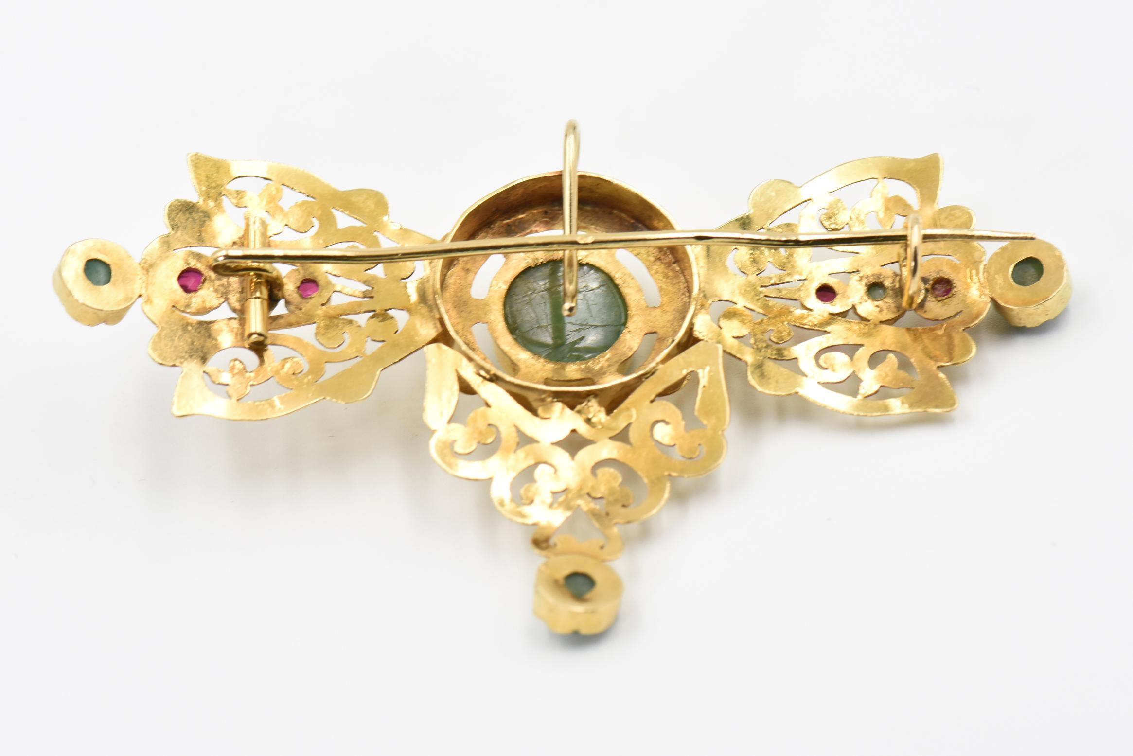 Pendentif broche en forme de nœud papillon en or jaune avec émeraudes et rubis de style byzantin Bon état - En vente à Miami Beach, FL