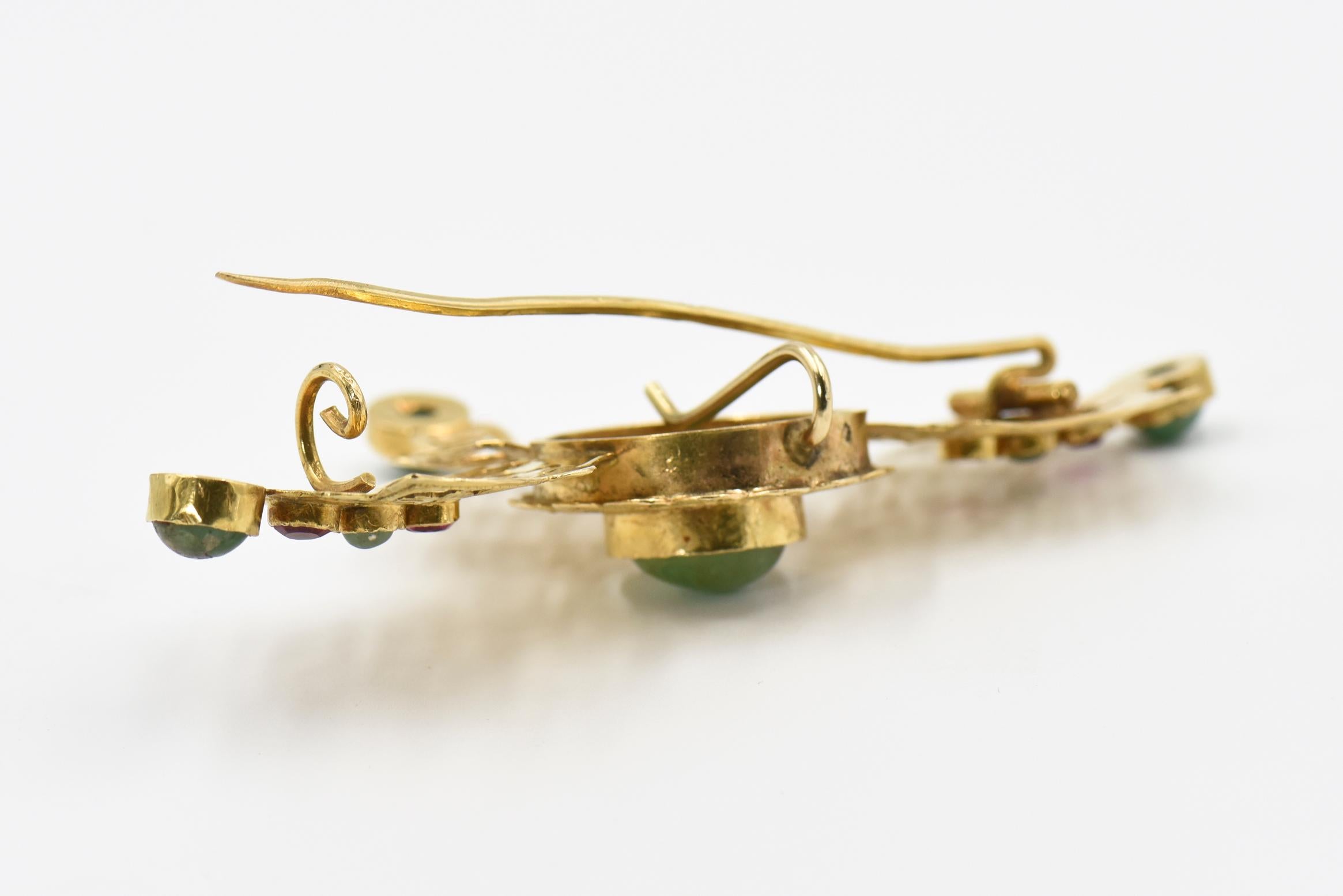 Pendentif broche en forme de nœud papillon en or jaune avec émeraudes et rubis de style byzantin en vente 1