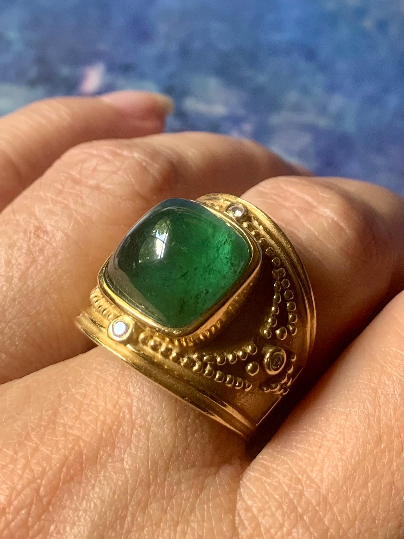 Großer, verschnörkelter, kissenförmiger Ring im byzantinischen Stil mit smaragdgrünem Turmalin, Diamanten und 18 Karat Gelbgold. 
Hochwertiger, beeindruckender Ring, der dem Elizabeth Gage Templer-Ring sehr ähnlich ist. Dieser Ring wurde in der