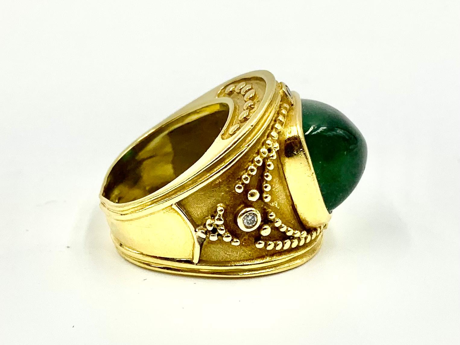 Ring aus 18 Karat Gelbgold mit Smaragdgrünem Cabochon-Turmalin im byzantinischen Stil und Diamant (Kissenschliff) im Angebot