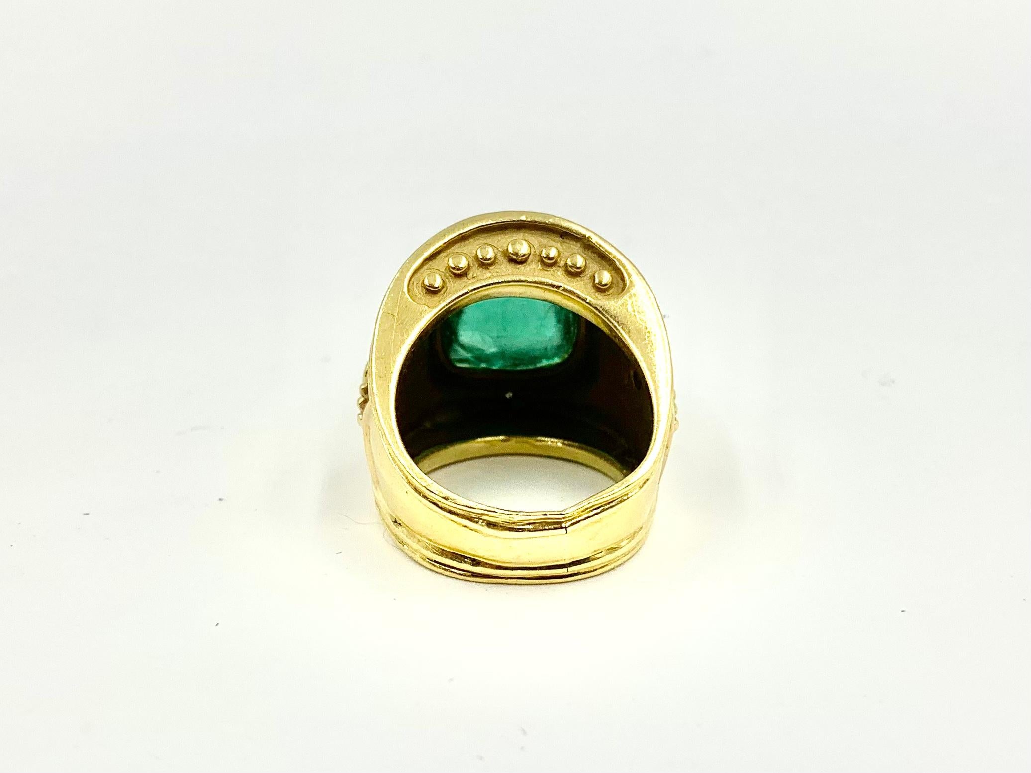 Ring aus 18 Karat Gelbgold mit Smaragdgrünem Cabochon-Turmalin im byzantinischen Stil und Diamant im Zustand „Gut“ im Angebot in New York, NY