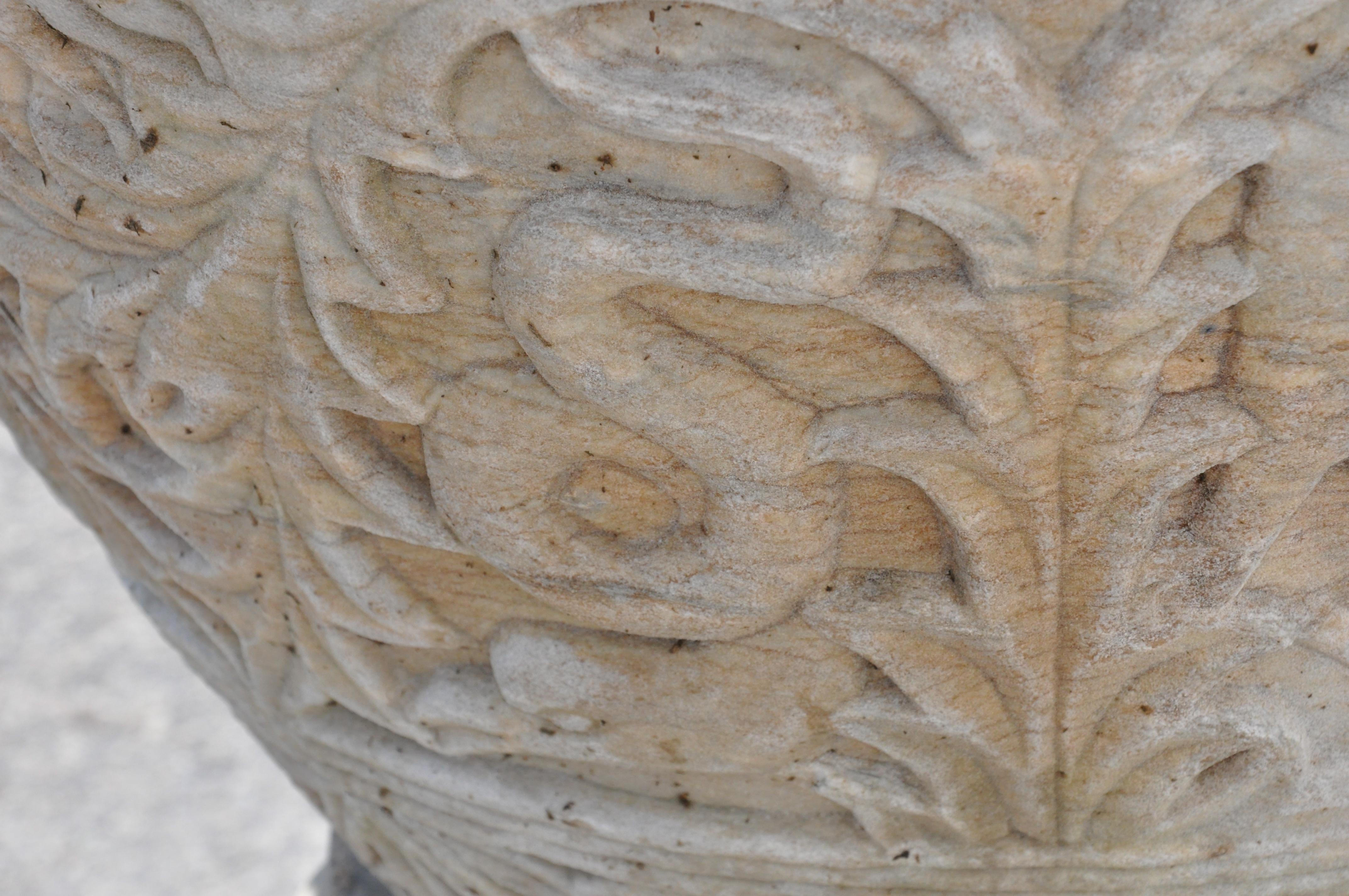 Fonts baptismaux en marbre de style byzantin sur support ultérieur en vente 4