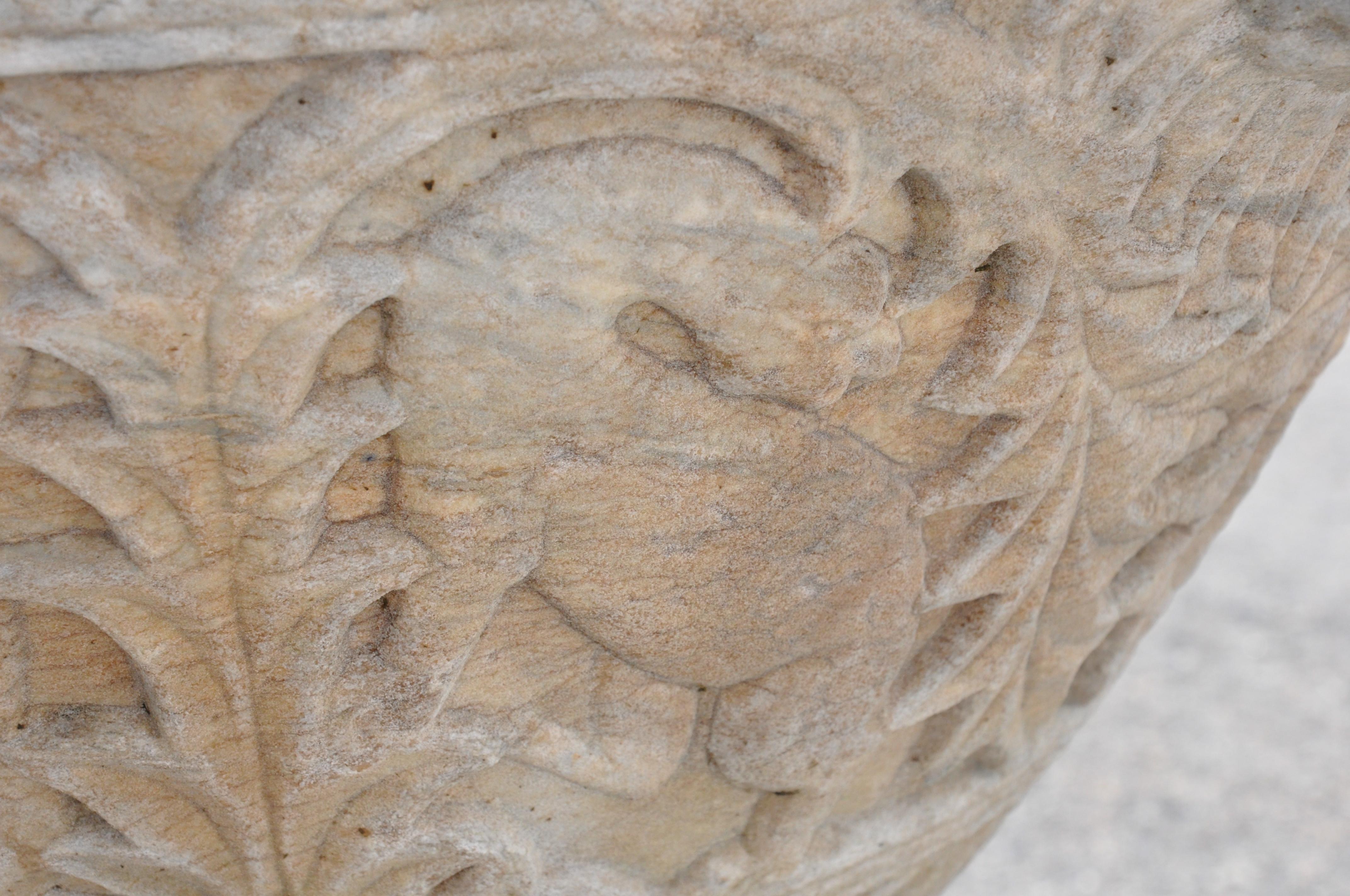 Fonts baptismaux en marbre de style byzantin sur support ultérieur en vente 5