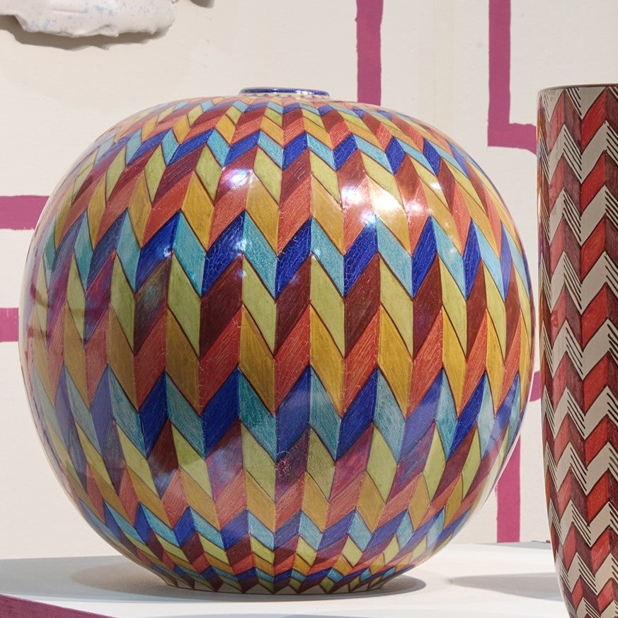 Jarra lunar de Bizancio, 2024, loza de reducción a fuego pleno  (mayólica) 40 cm de diámetro, pieza única pintada a mano.

La decoración y los colores de esta impresionante pieza se inspiran en un friso bizantino de la iglesia de Sant' Apolinnare in