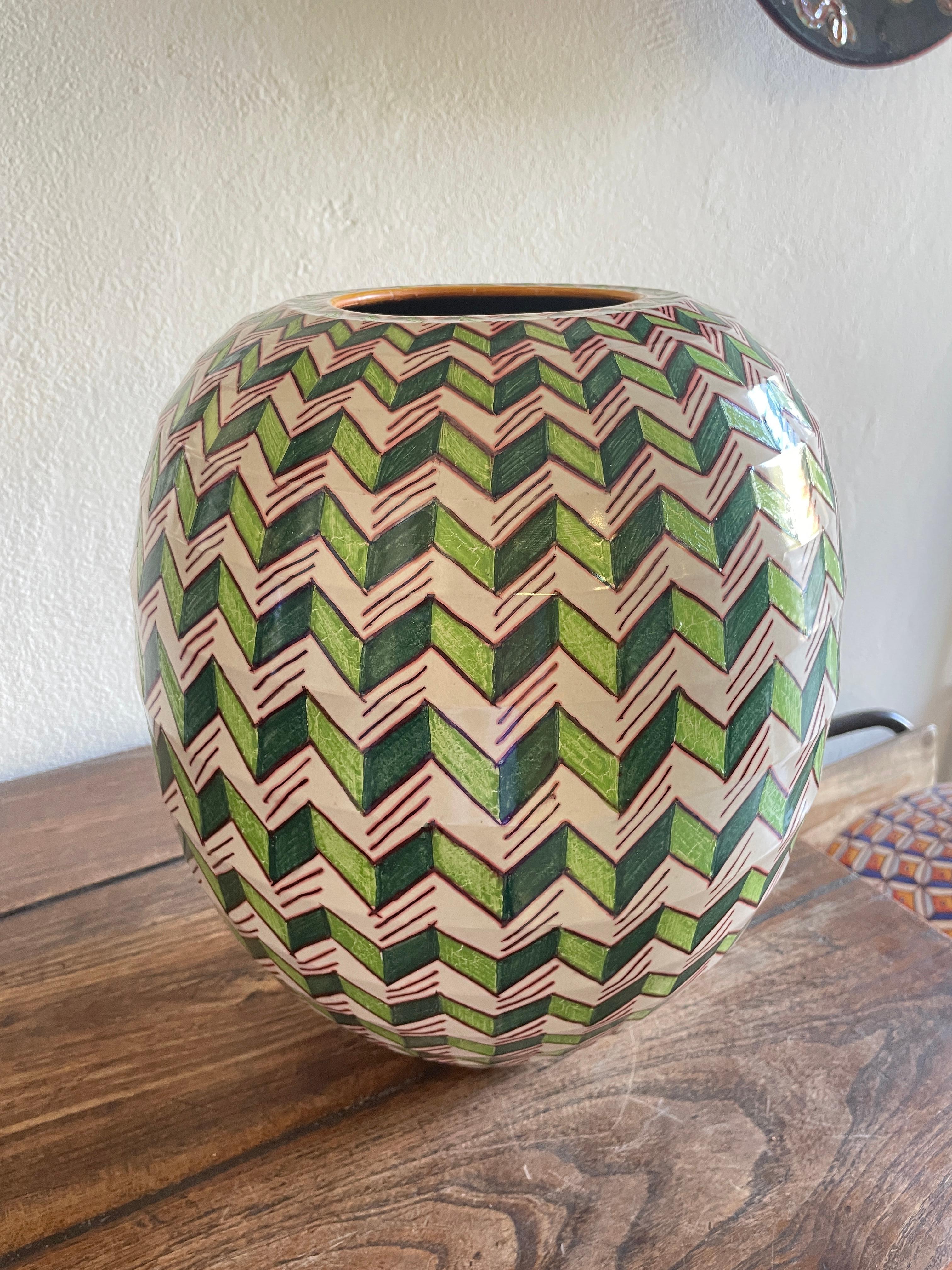 Byzantinische Vase 2024,  Vollbrand-Reduktion Fayence Steingut (Majolika) 28 cm Durchmesser x 36 cm Höhe handbemaltes Einzelstück.


Bottega Vignoli ist eine Marke für Kunstkeramik mit Sitz in Faenza, einem der repräsentativsten Zentren der