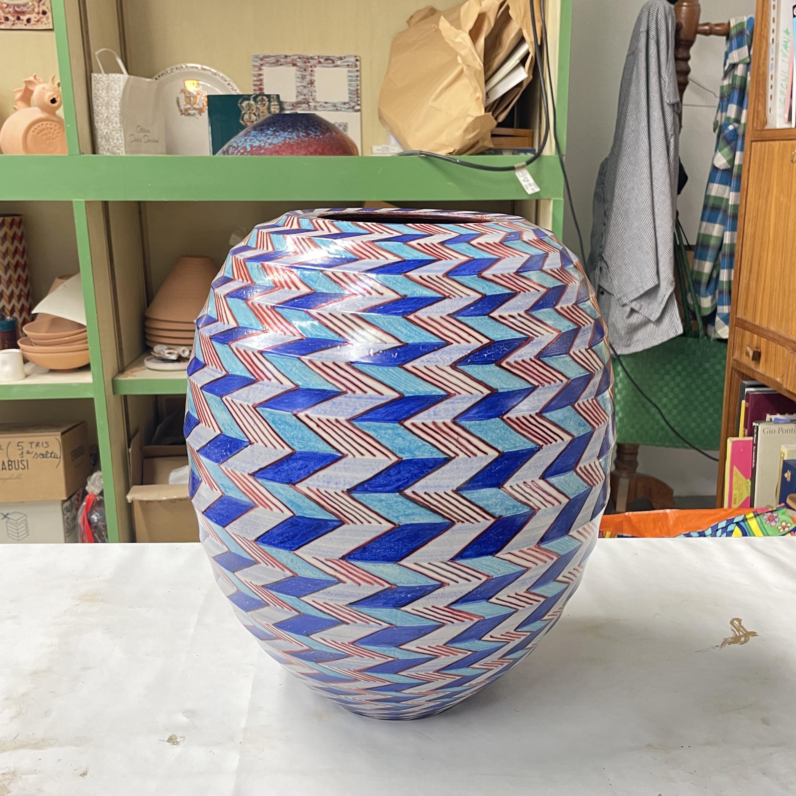 Byzantinische Vase 2024,  Vollbrand-Reduktion Fayence Steingut (Majolika) 28 cm Durchmesser x 36 cm Höhe handbemaltes Einzelstück.


Bottega Vignoli ist eine Marke für Kunstkeramik mit Sitz in Faenza, einem der repräsentativsten Zentren der