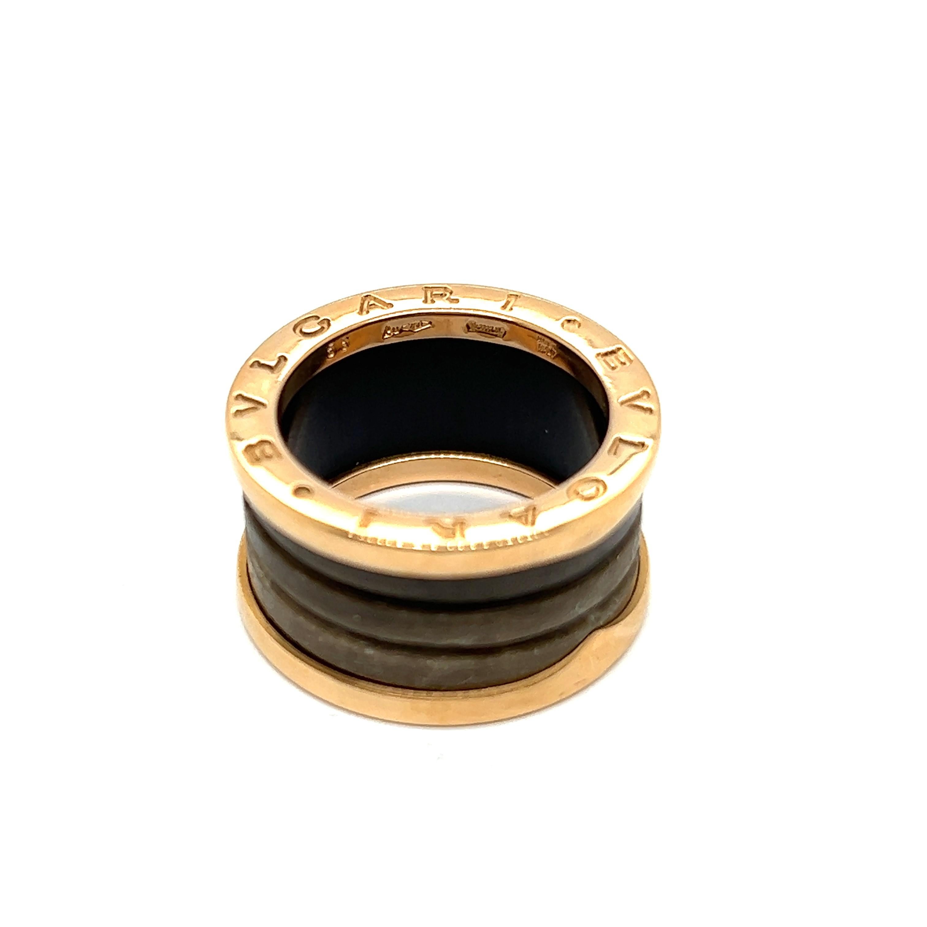 Der ikonische Bzero1 Ring von Bvlgari - eine nahtlose Mischung aus Anmut und Einfallsreichtum. Dieser Ring ist aus glänzendem 18-karätigem Roségold mit einem Mittelstück aus Achat gefertigt. Manche Menschen glauben, dass der Achat Bindungen stärkt