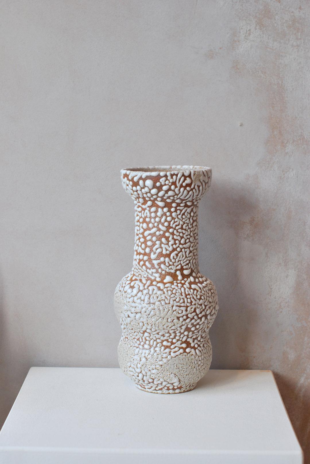 C-018 white stoneware vase by Moïo Studio
Dimensions: D12 x W12 x H25 cm
Materials: White crawl glaze on tan stoneware
Made by hand on the wheel
Unique piece, consult for multiples

Is the Berlin-based ceramic art studio of French-Palestinian