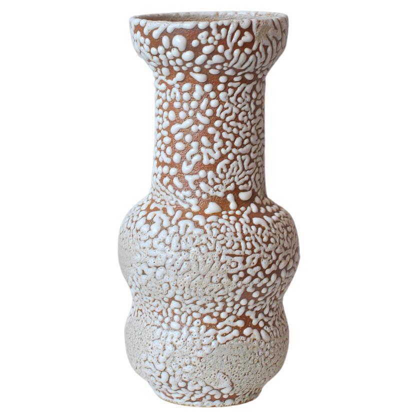 C-018 Weiße Vase aus Steingut von Moïo Studio im Angebot