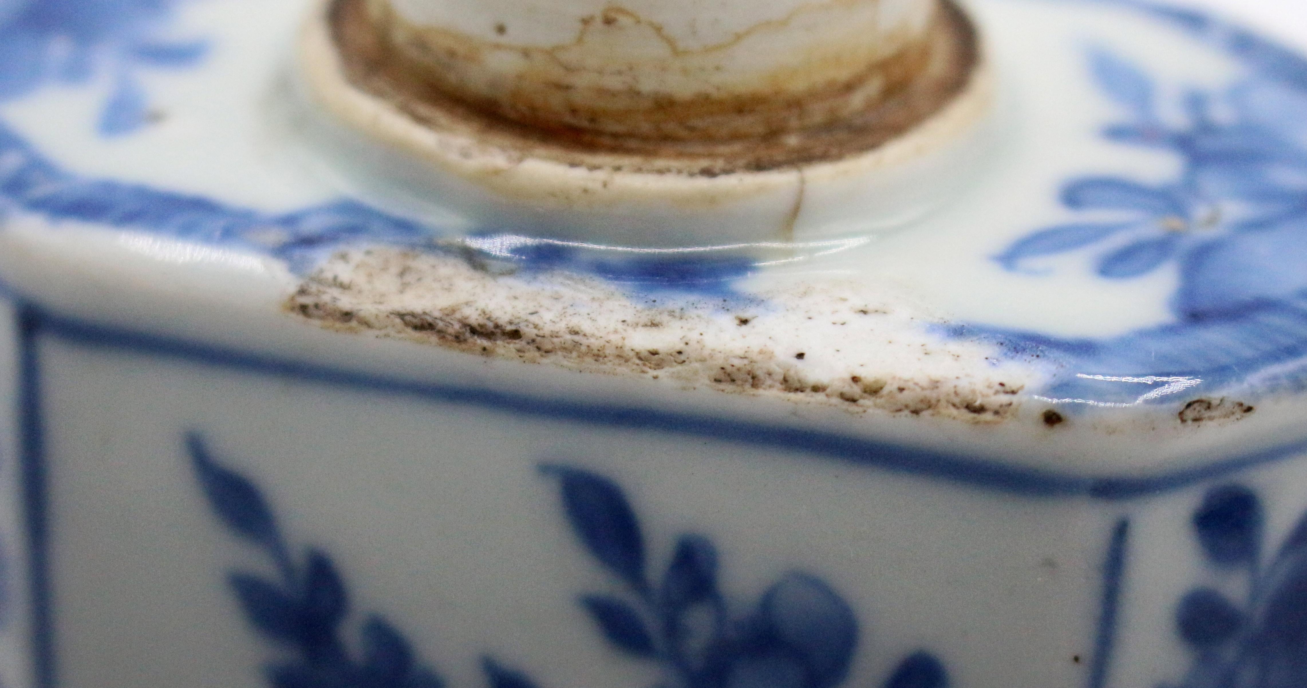 Porzellan-Teedose aus der Kangxi- oder Yongzheng-Periode um 1720 (18. Jahrhundert) im Angebot