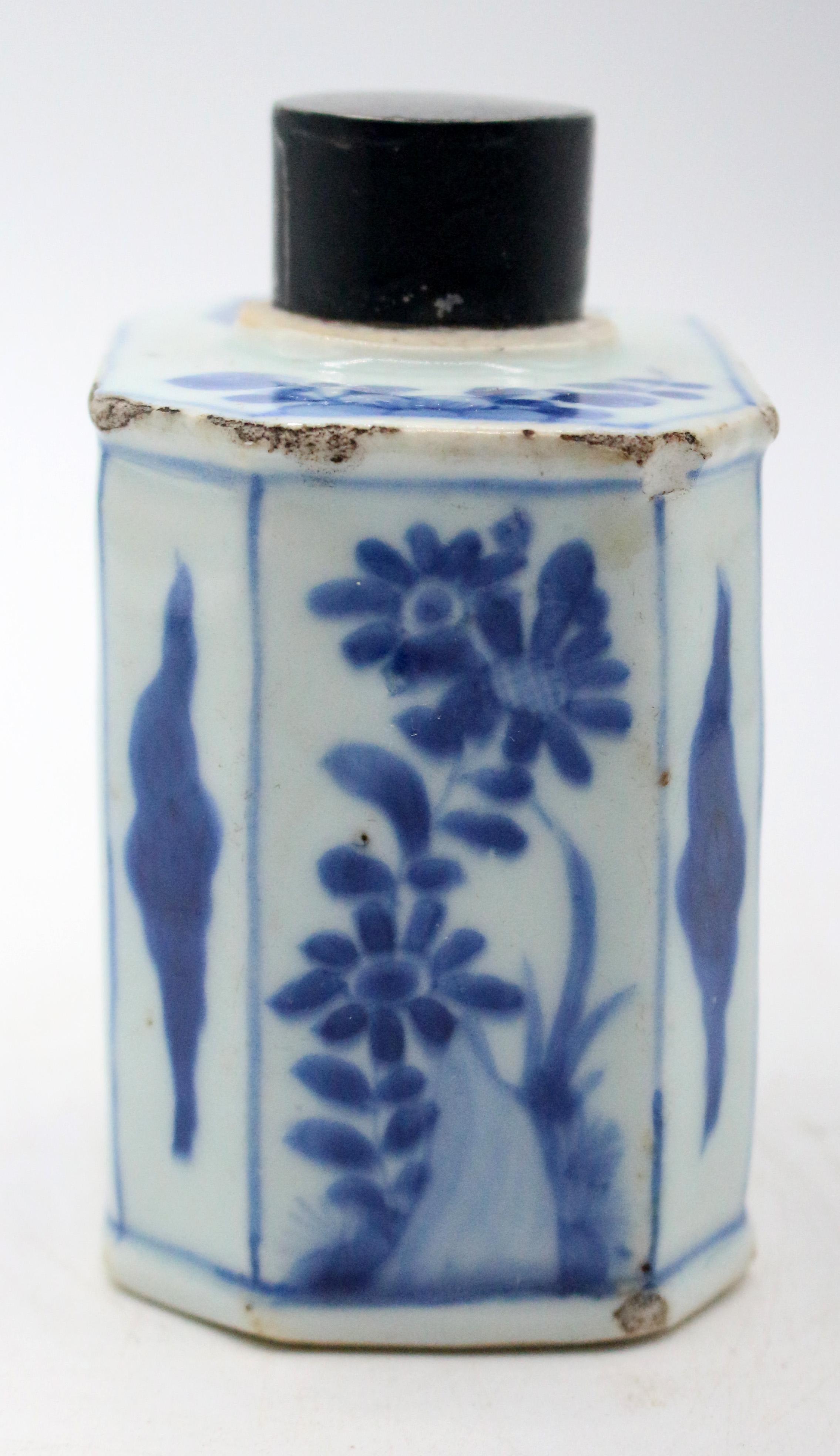 c. 1720s Chinese Kangxi or Yongzheng Period Porcelain Tea Caddy In Good Condition In Chapel Hill, NC
