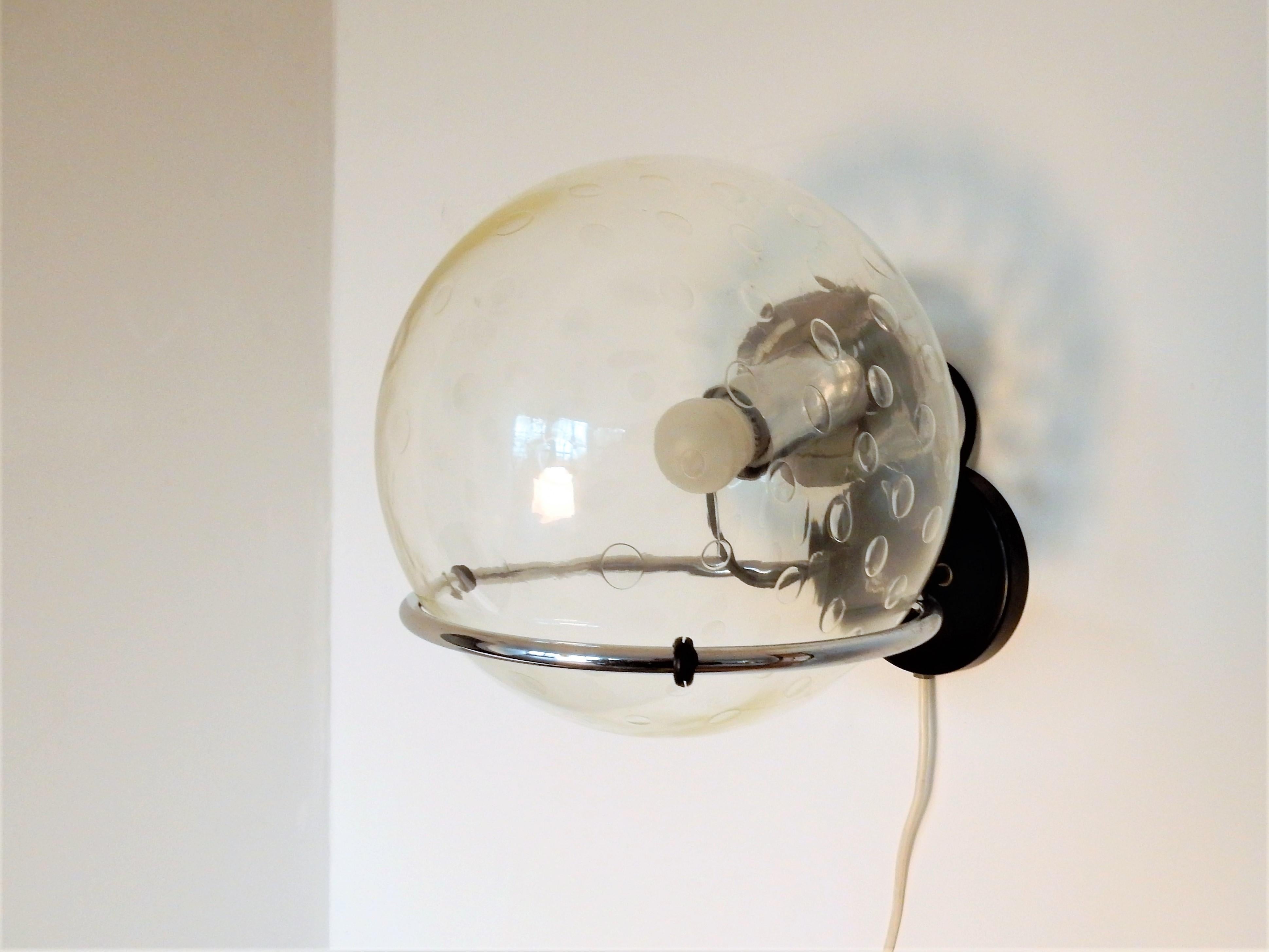 C-1725 Lámpara de pared Basket-Bol con cuenco de cristal Raindrop by RAAK Moderno de mediados de siglo en venta