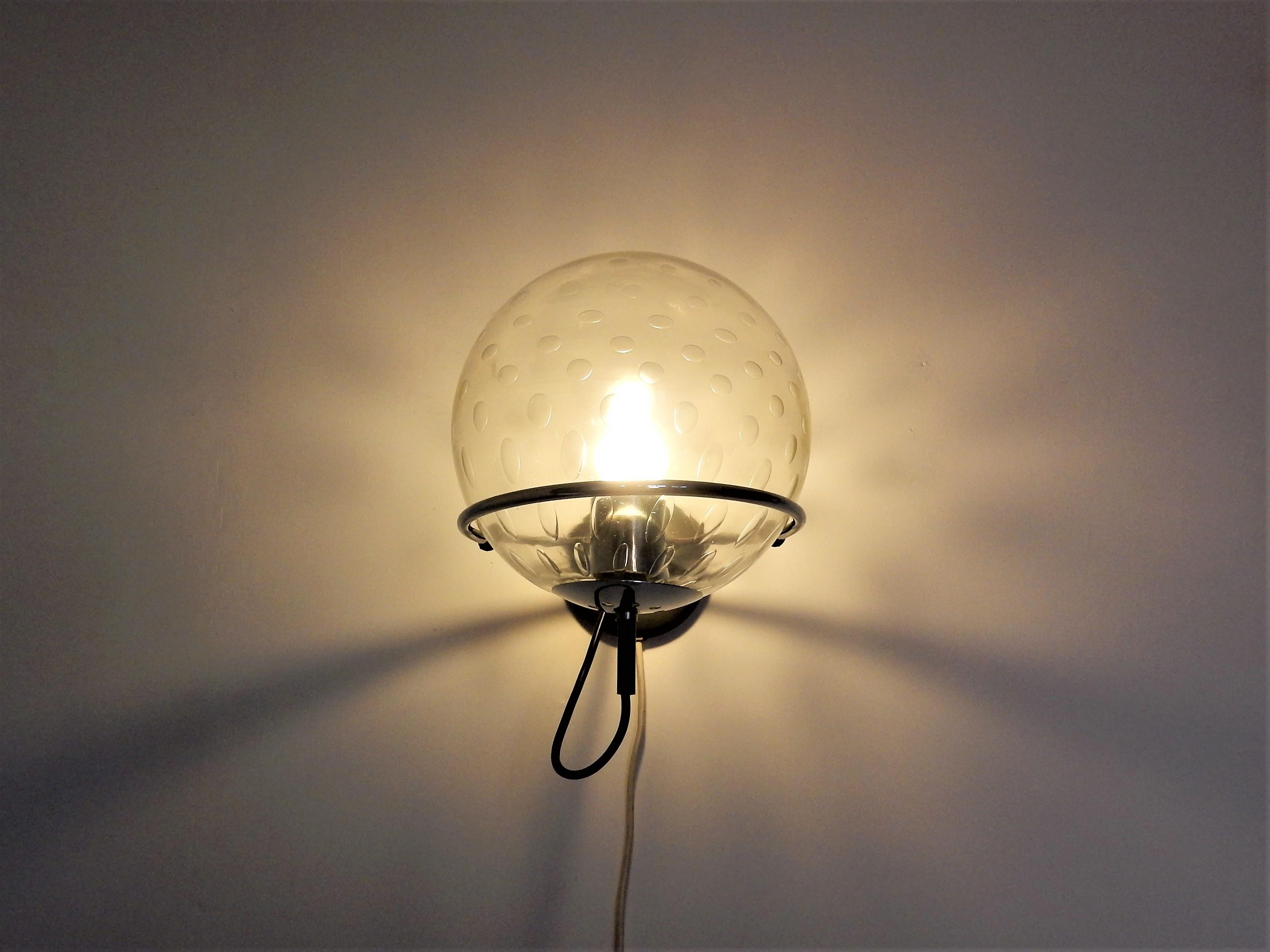 C-1725 Lámpara de pared Basket-Bol con cuenco de cristal Raindrop by RAAK finales del siglo XX en venta
