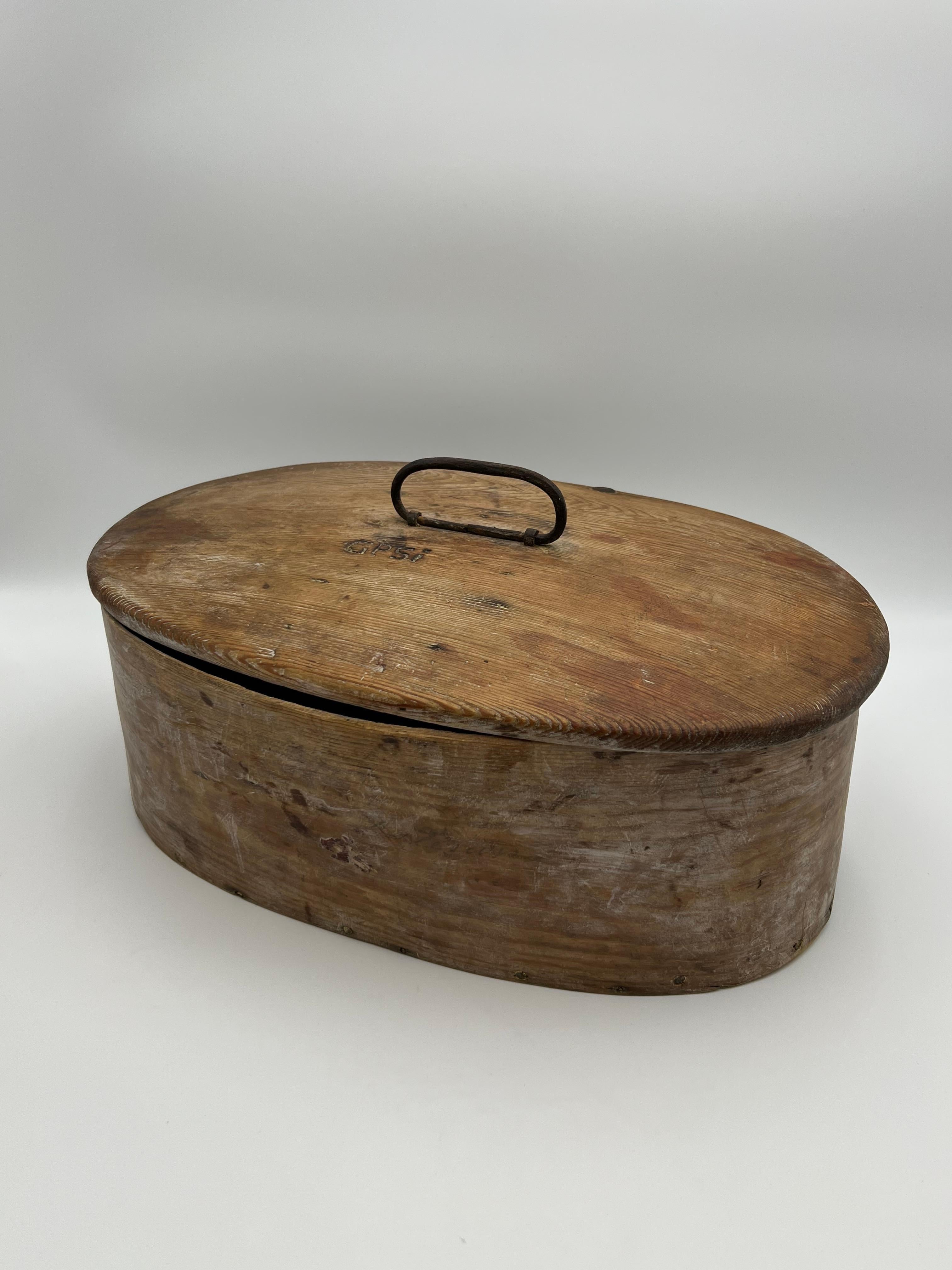 Primitive Antique Norwegian Chest / Trunk Box / Tine Box(c. 1750-1780s)

Material: High-quality pine wood (bentwood construction).
Features: Original iron details and handle.
Finish: Beautiful natural wood patina with minor, age-appropriate