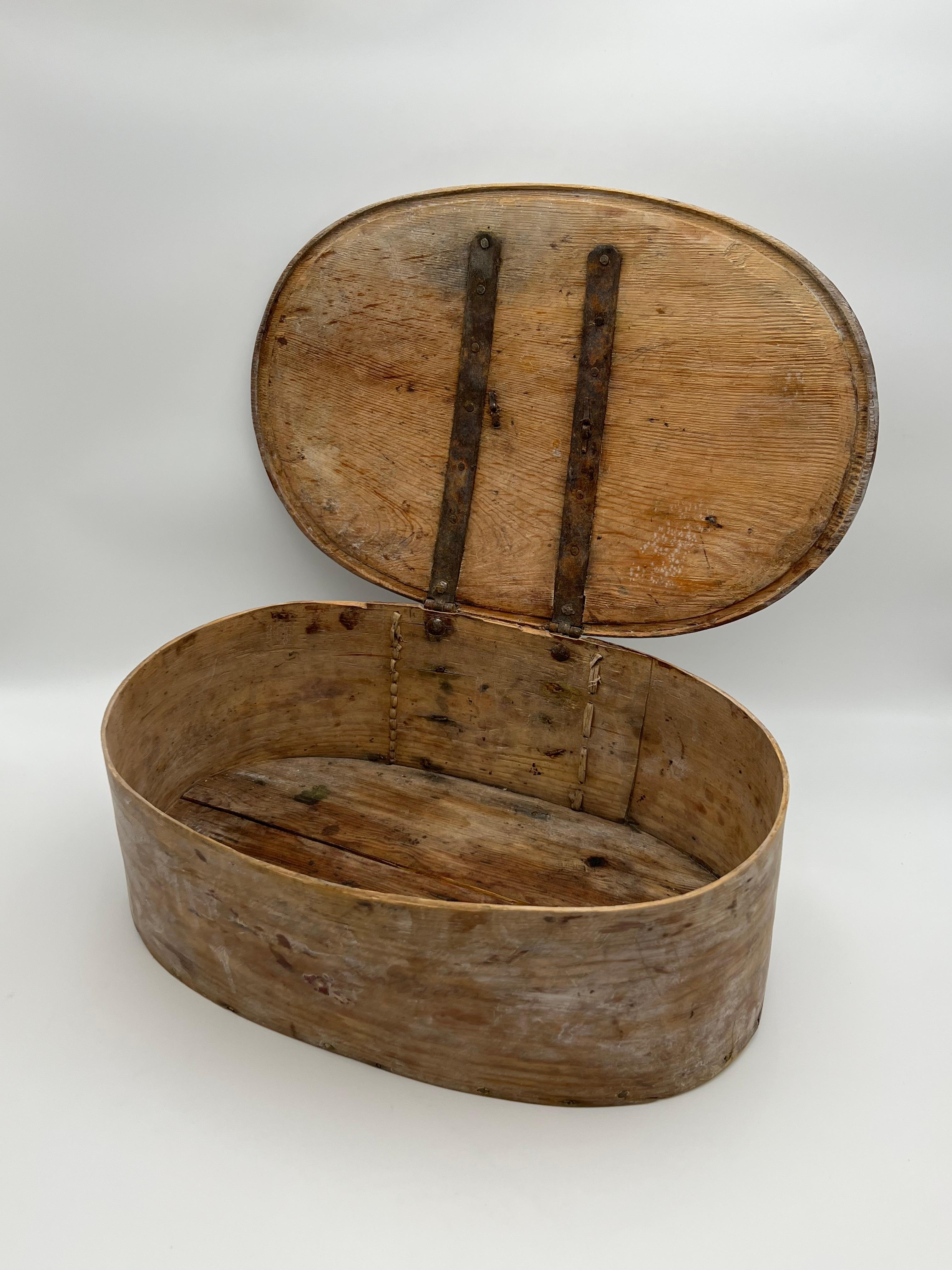c. 1750-1780s Antique RUSTIC Pine / Bentwood Chest Box. Primitive, Nordic In Good Condition For Sale In Skien, NO