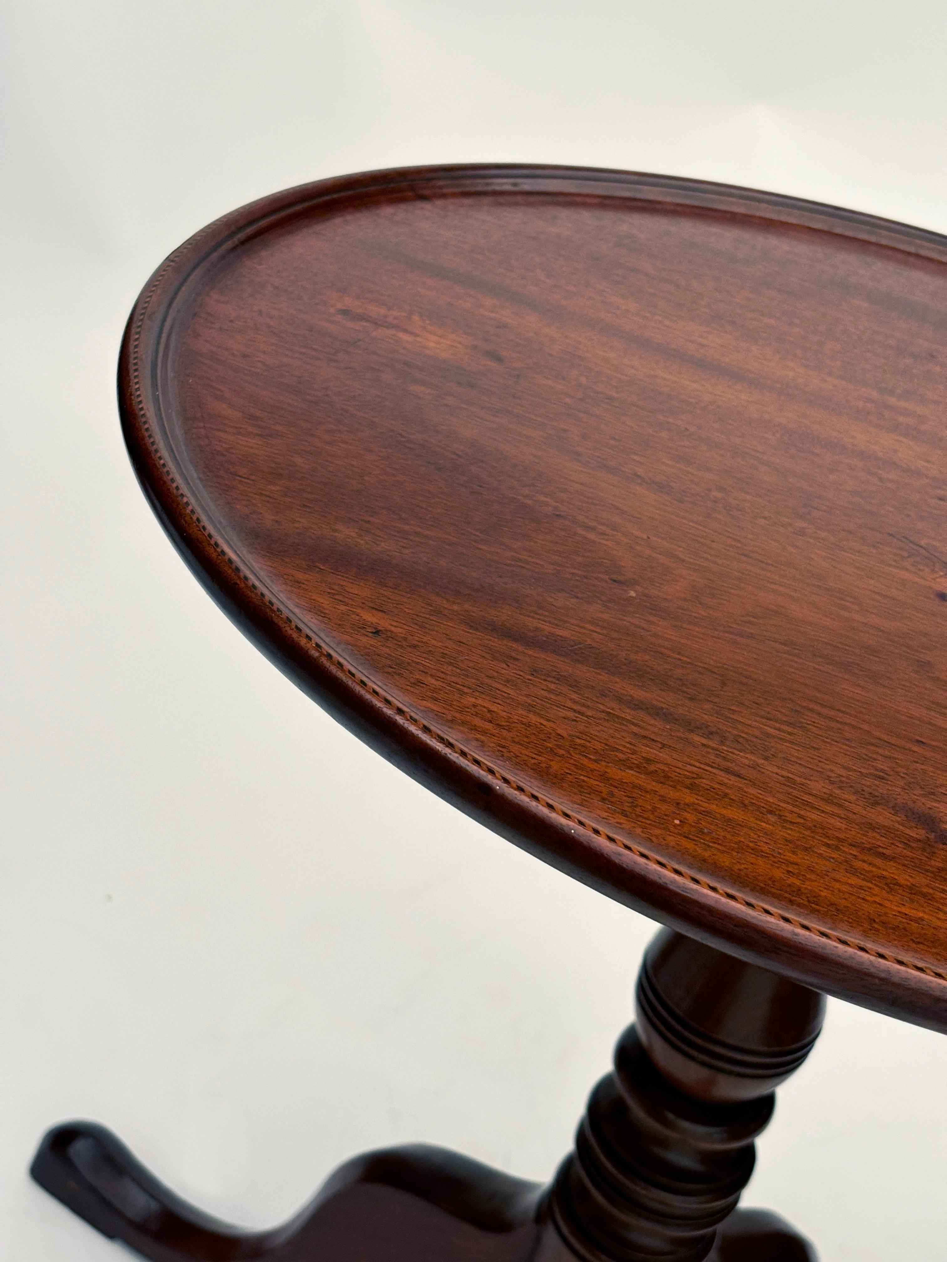 c. 1750 Walnut Chippendale Style Tilt Top Table with Dish Rim Inlay For Sale 4