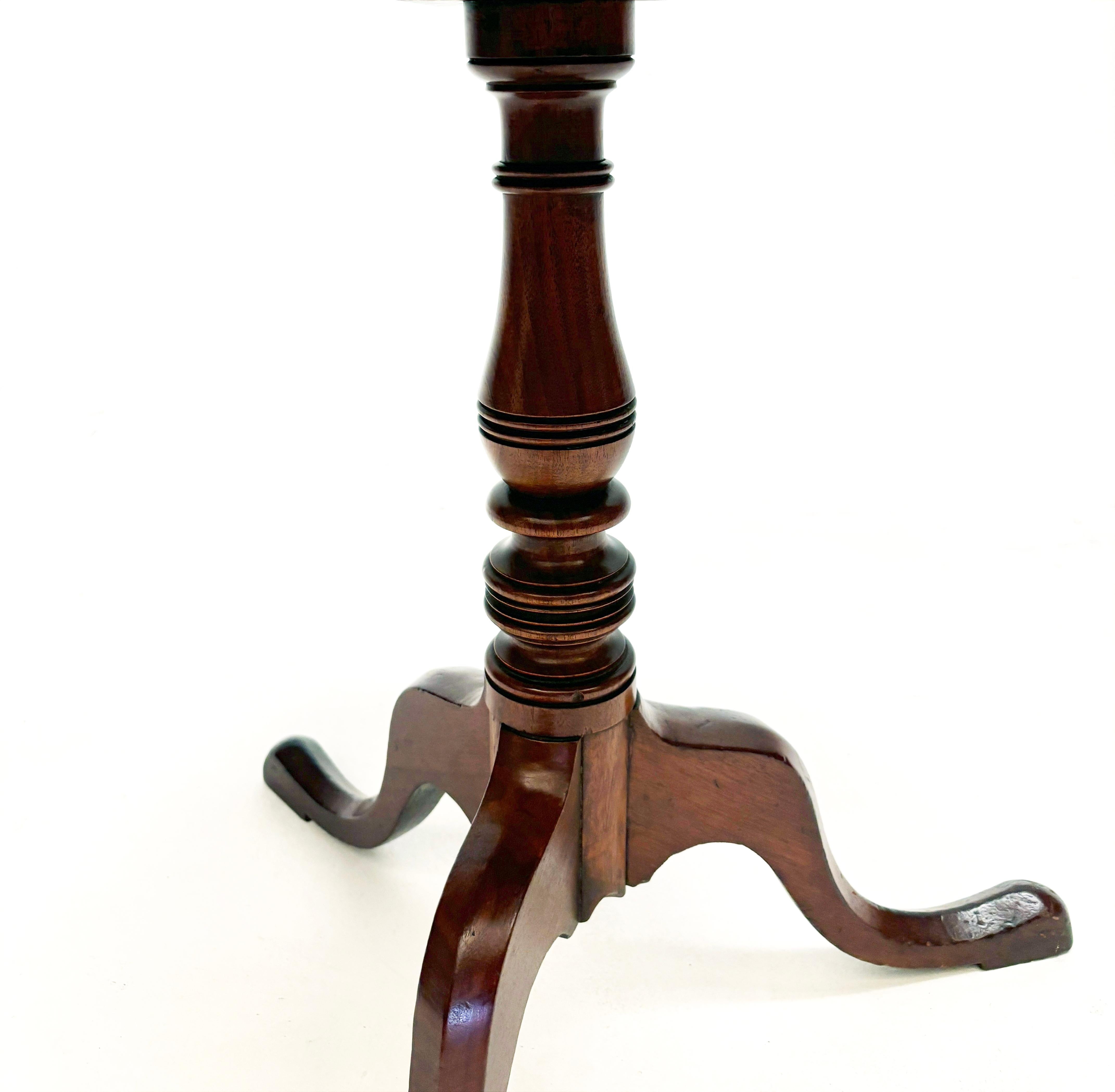 c. 1750 Walnut Chippendale Style Tilt Top Table with Dish Rim Inlay For Sale 5