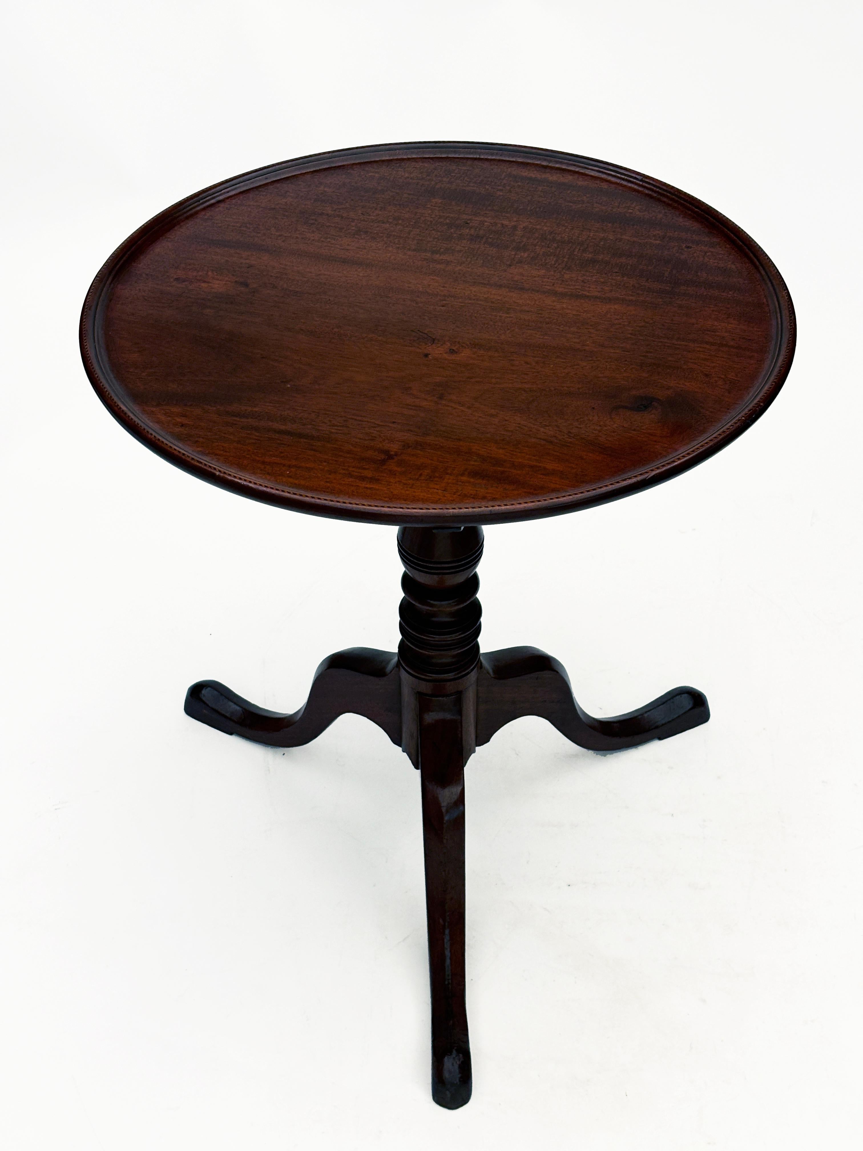 American c. 1750 Walnut Chippendale Style Tilt Top Table with Dish Rim Inlay For Sale