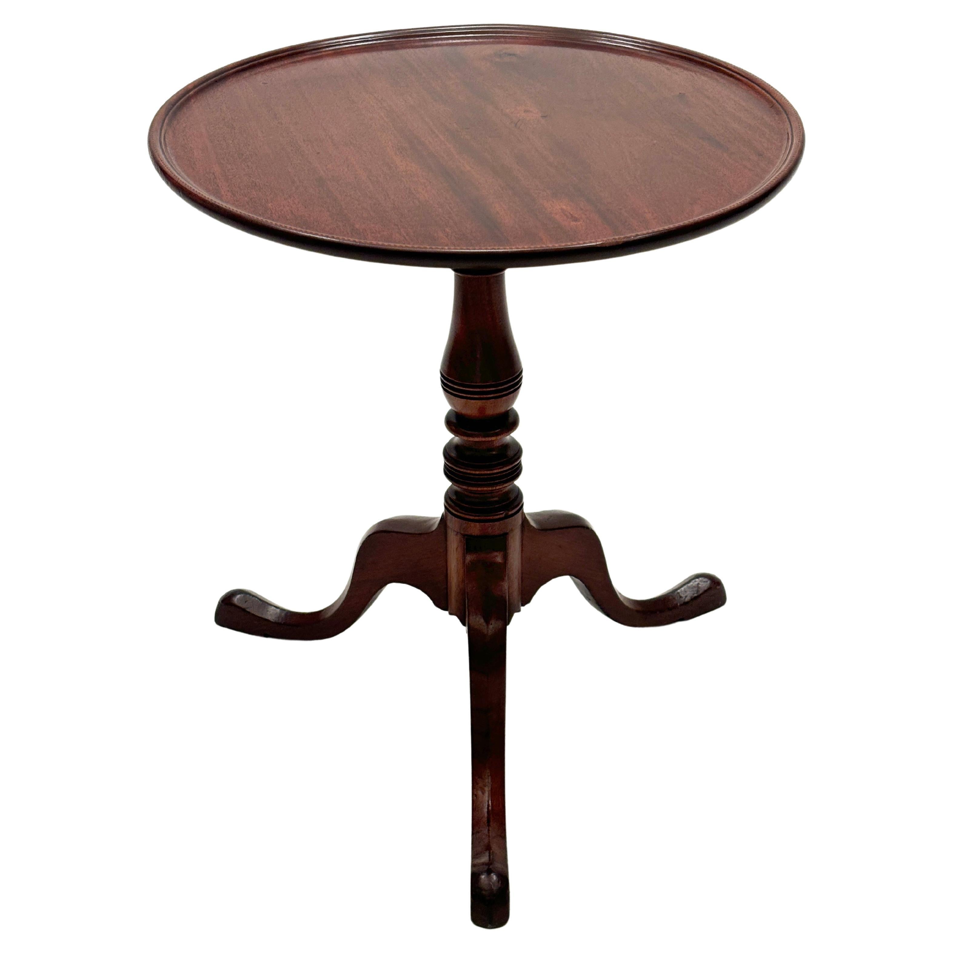 c. 1750 Table à plateau basculant en noyer de style Chippendale avec incrustation de bord de plat