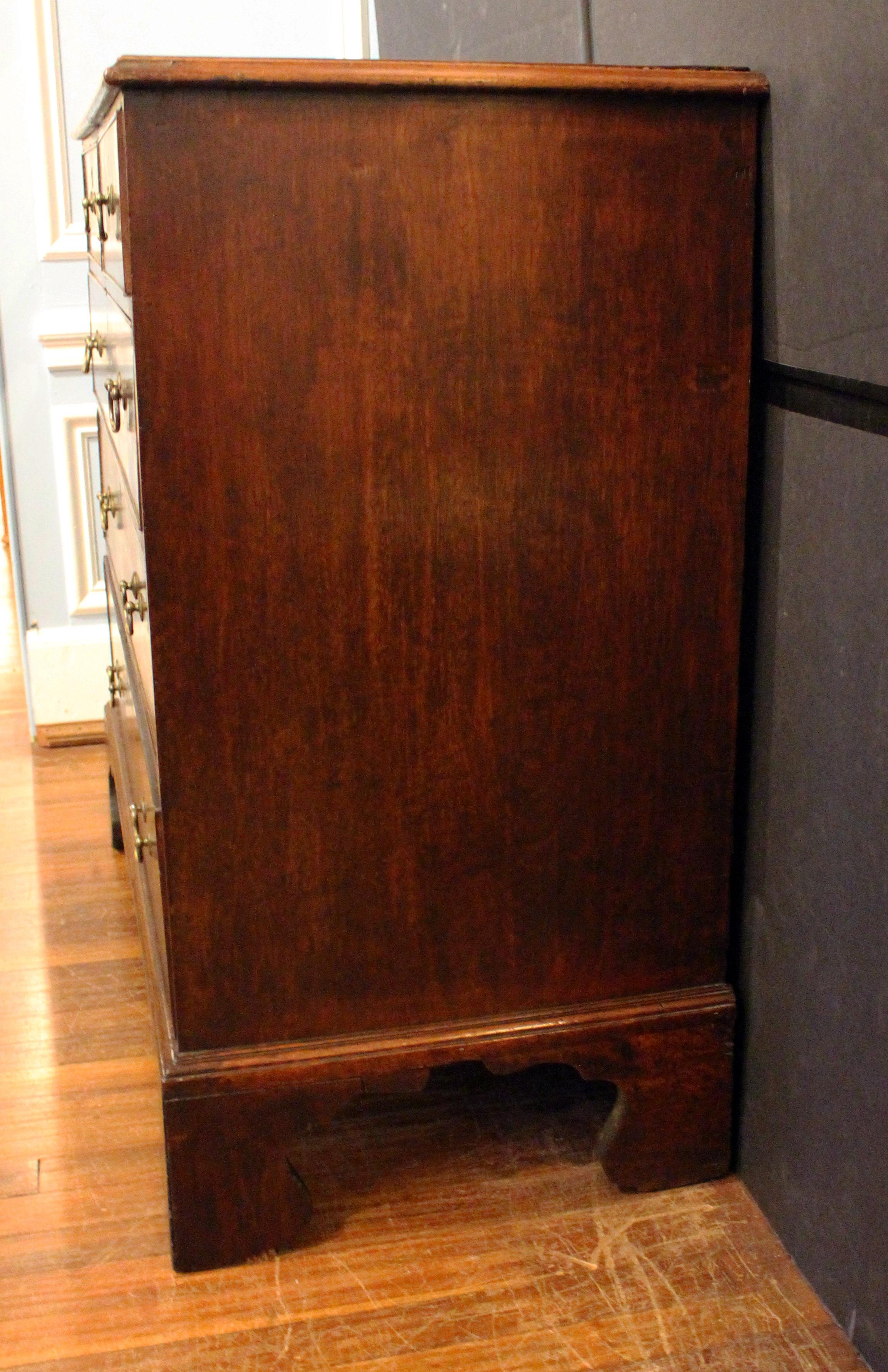 c. 1760-70 George III English Chippendale Style Chest of Drawers In Good Condition In Chapel Hill, NC
