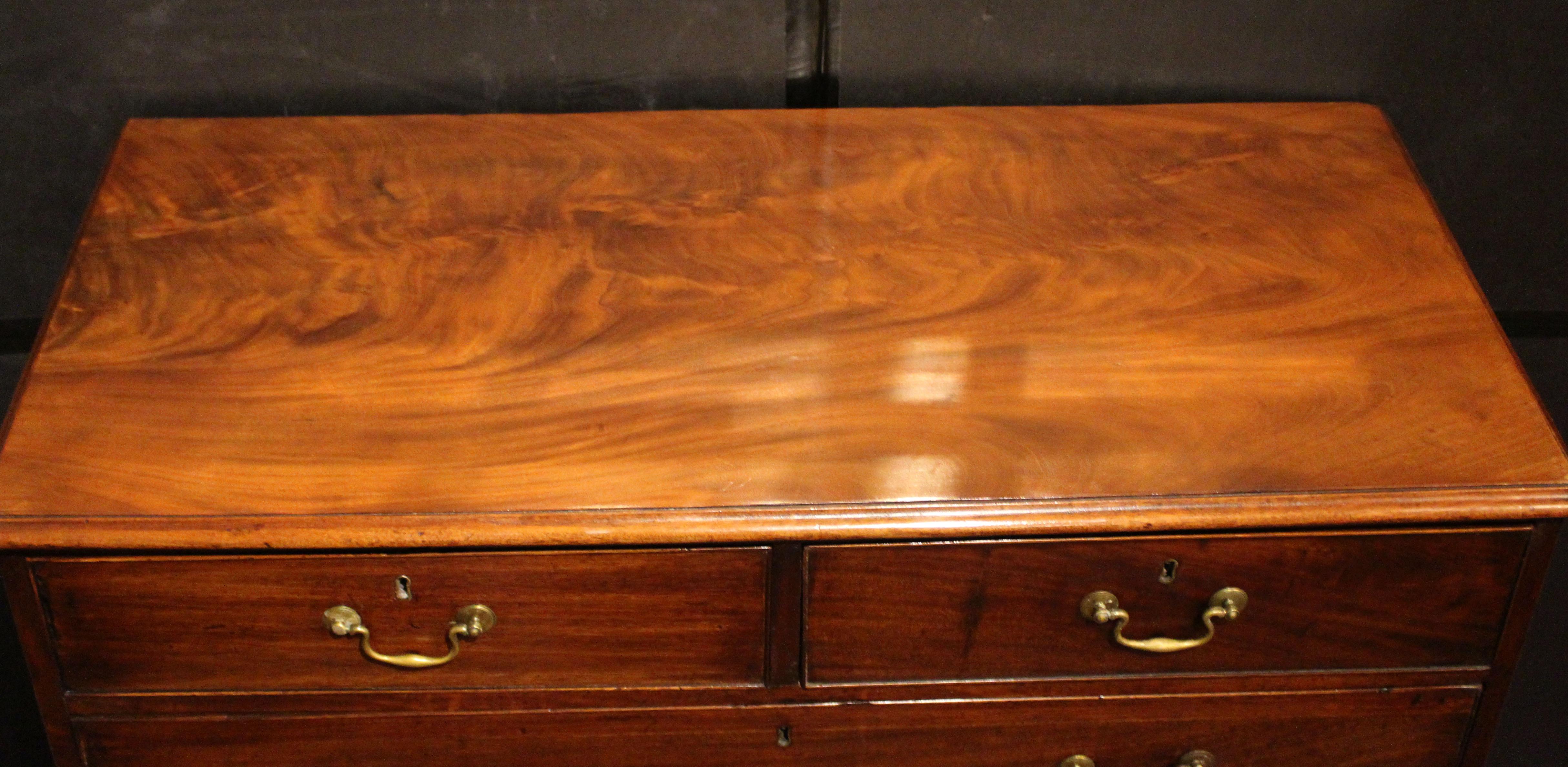 Wood c. 1760-70 George III English Chippendale Style Chest of Drawers