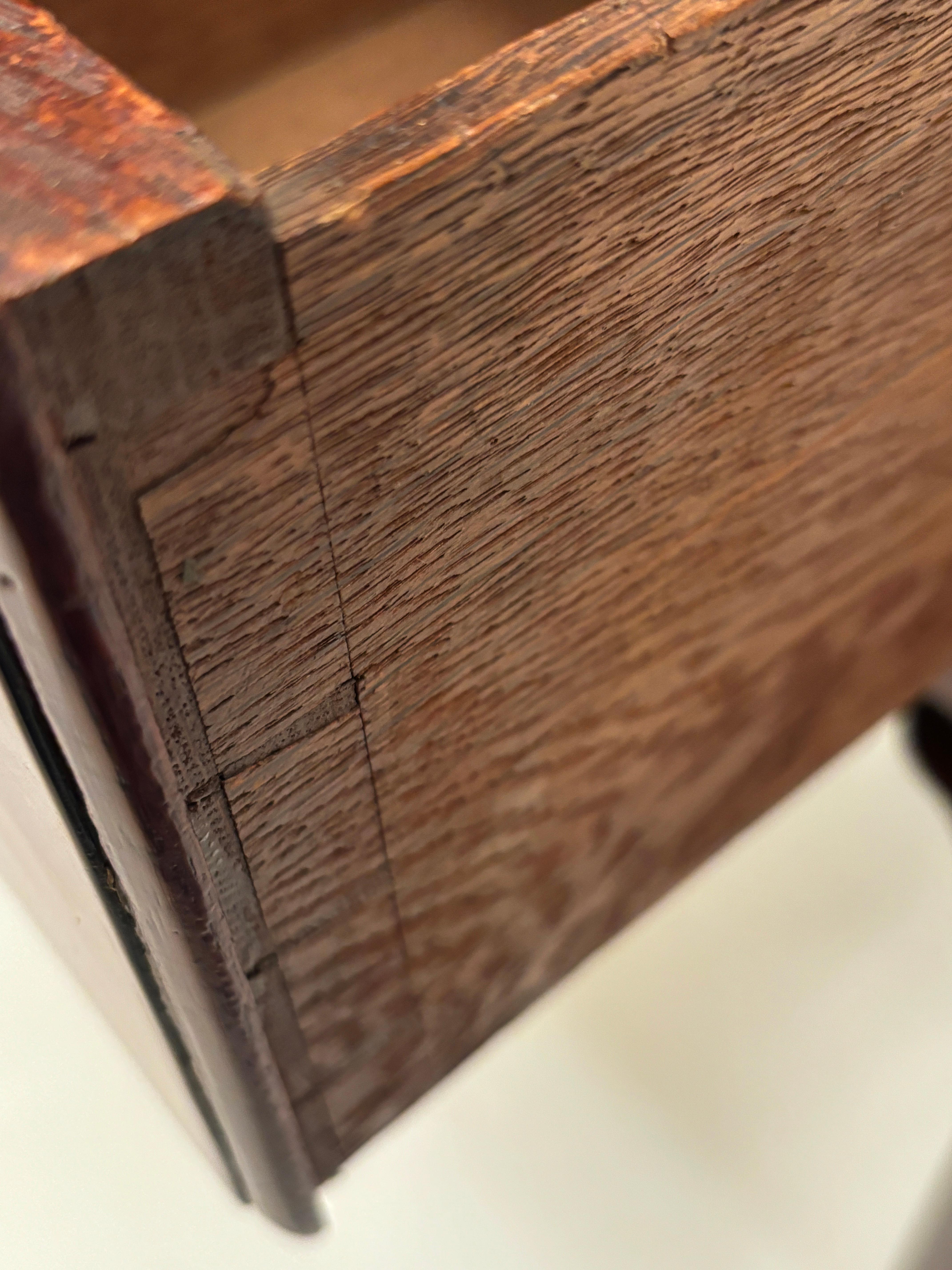 c. 1760 George II - Lowboy inglese in mogano e Oak in vendita 2