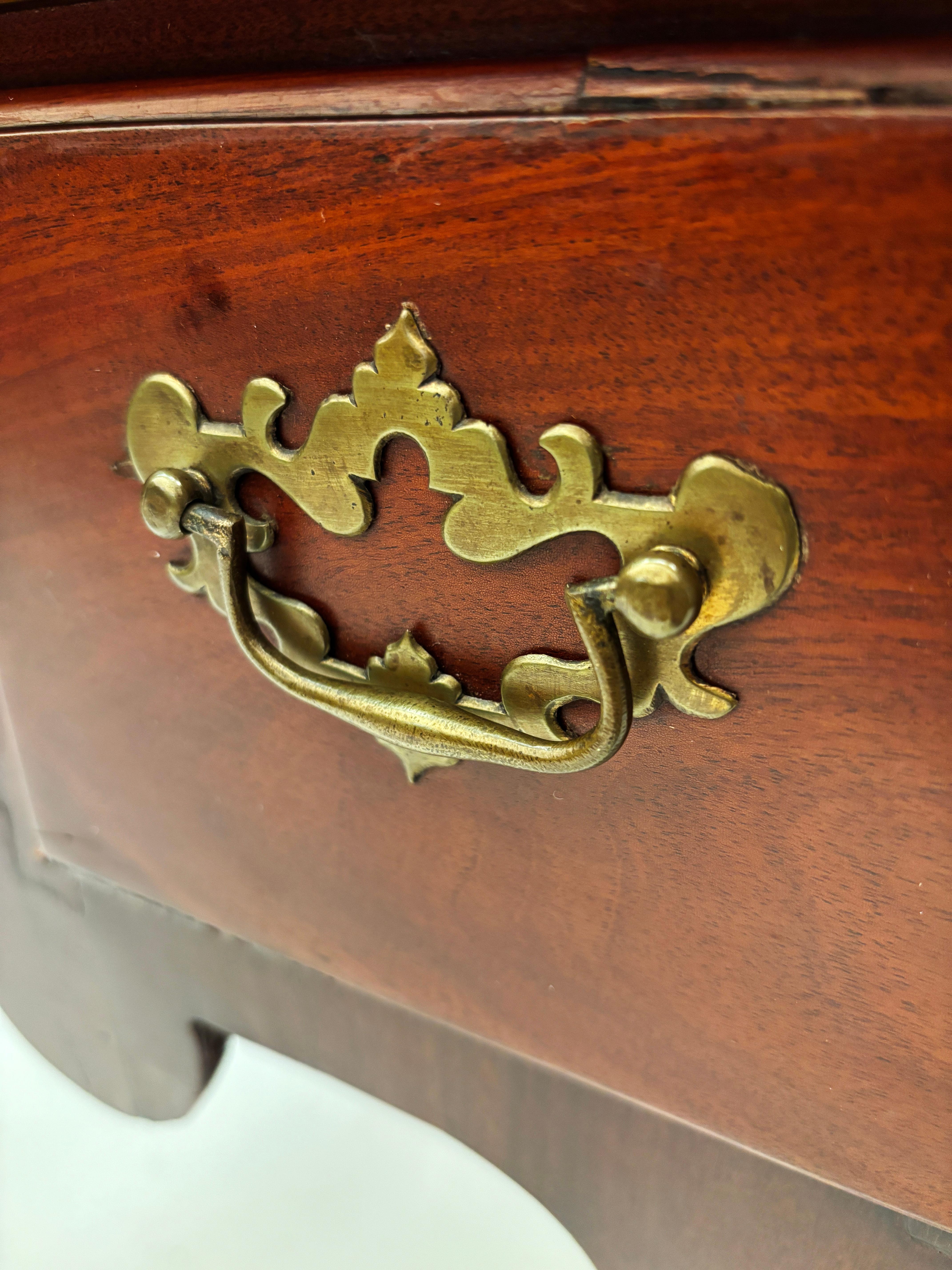 c. 1760 George II - Lowboy inglese in mogano e Oak in vendita 3