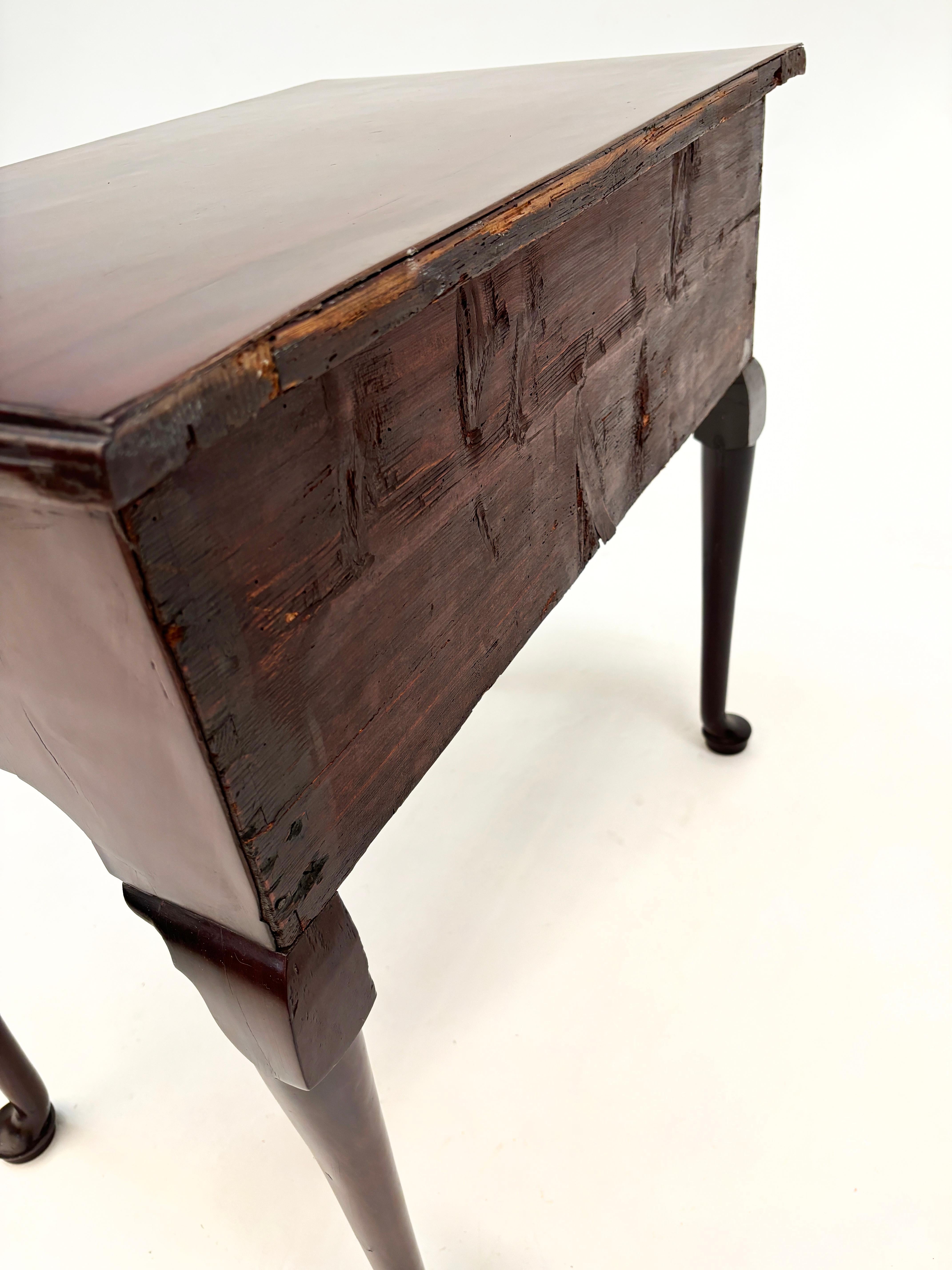 c. 1760 George II - Lowboy inglese in mogano e Oak in vendita 5
