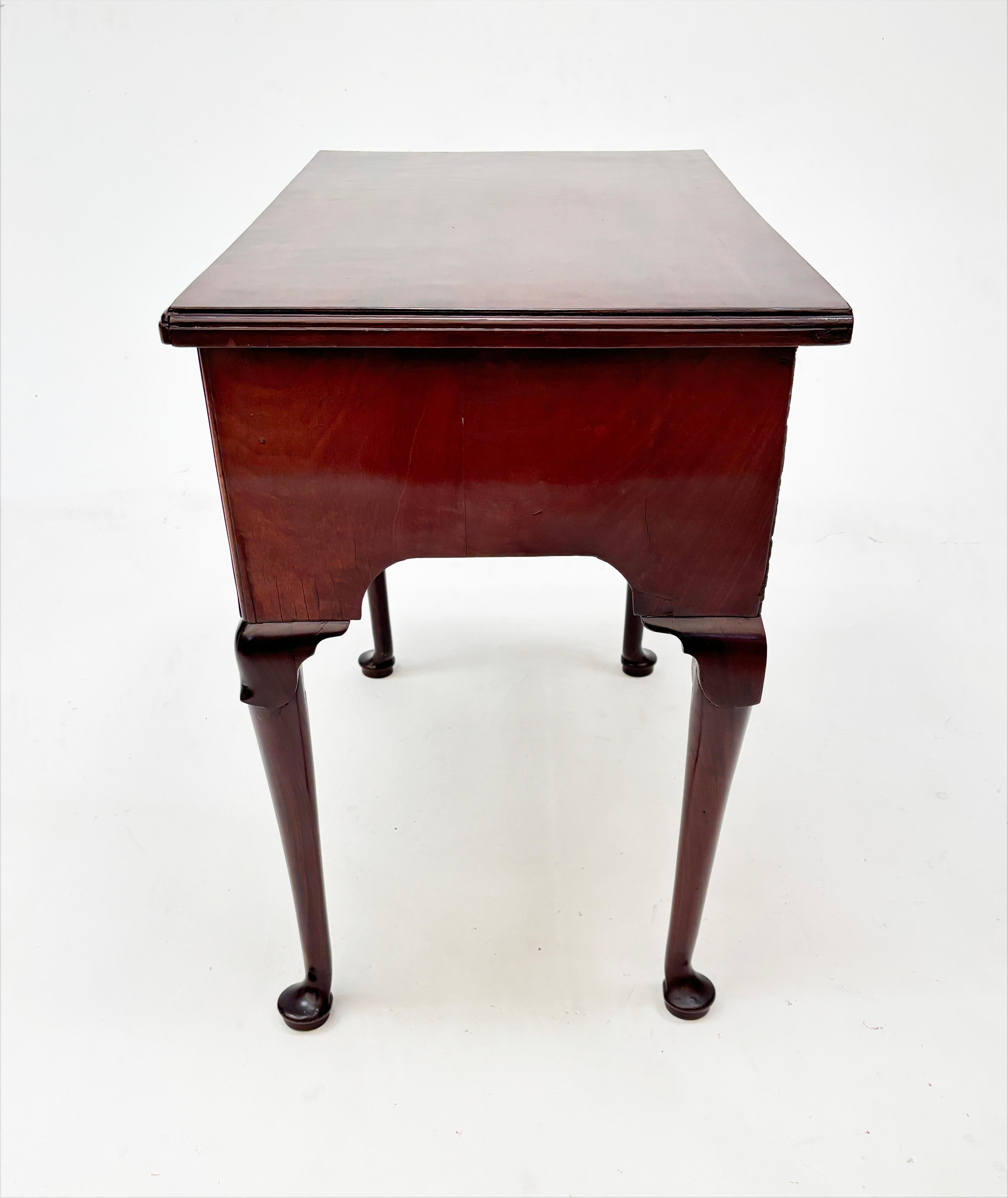 c. 1760 George II - Lowboy inglese in mogano e Oak in vendita 6