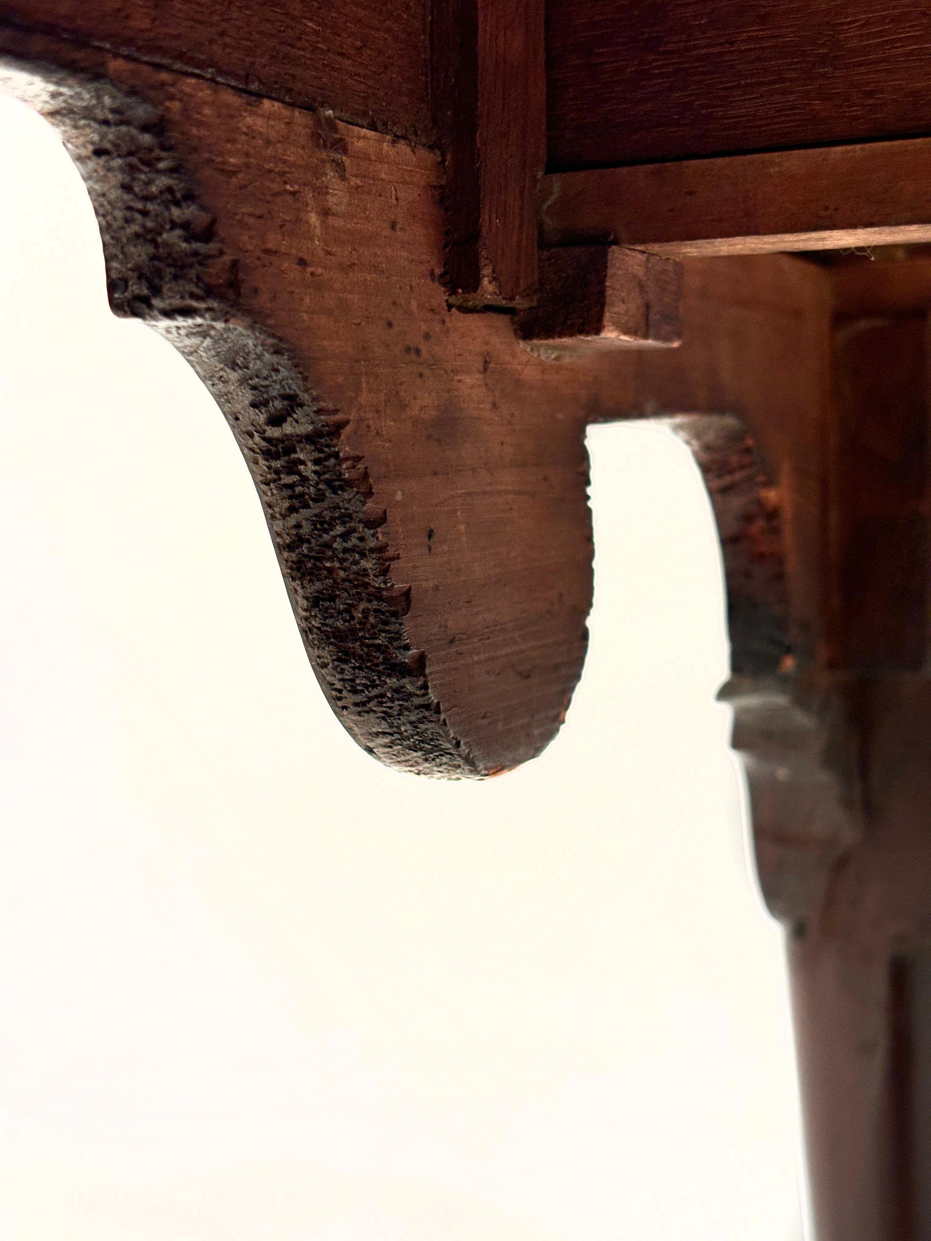 c. 1760 George II - Lowboy inglese in mogano e Oak in vendita 7