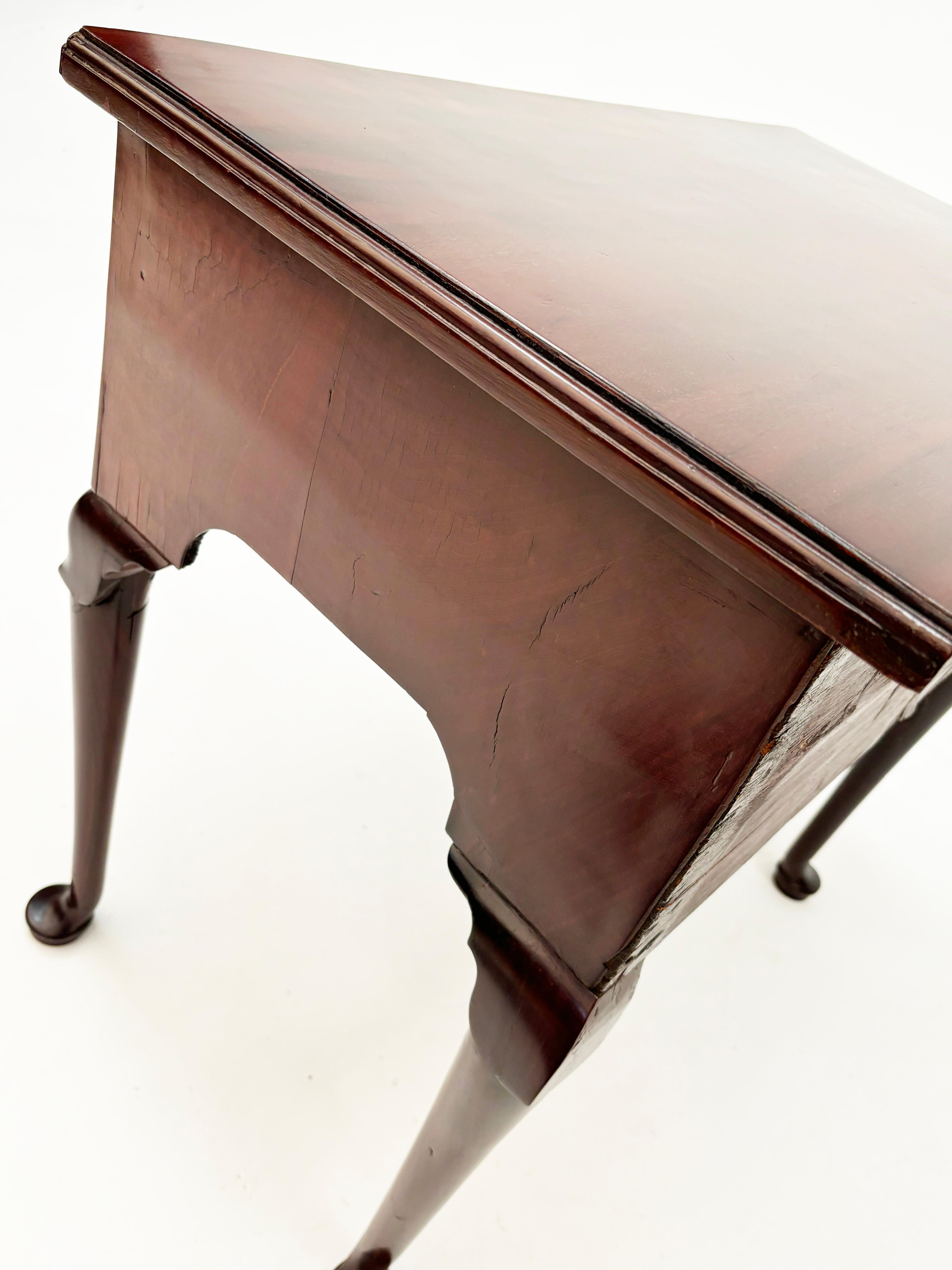 c. 1760 George II - Lowboy inglese in mogano e Oak in vendita 9