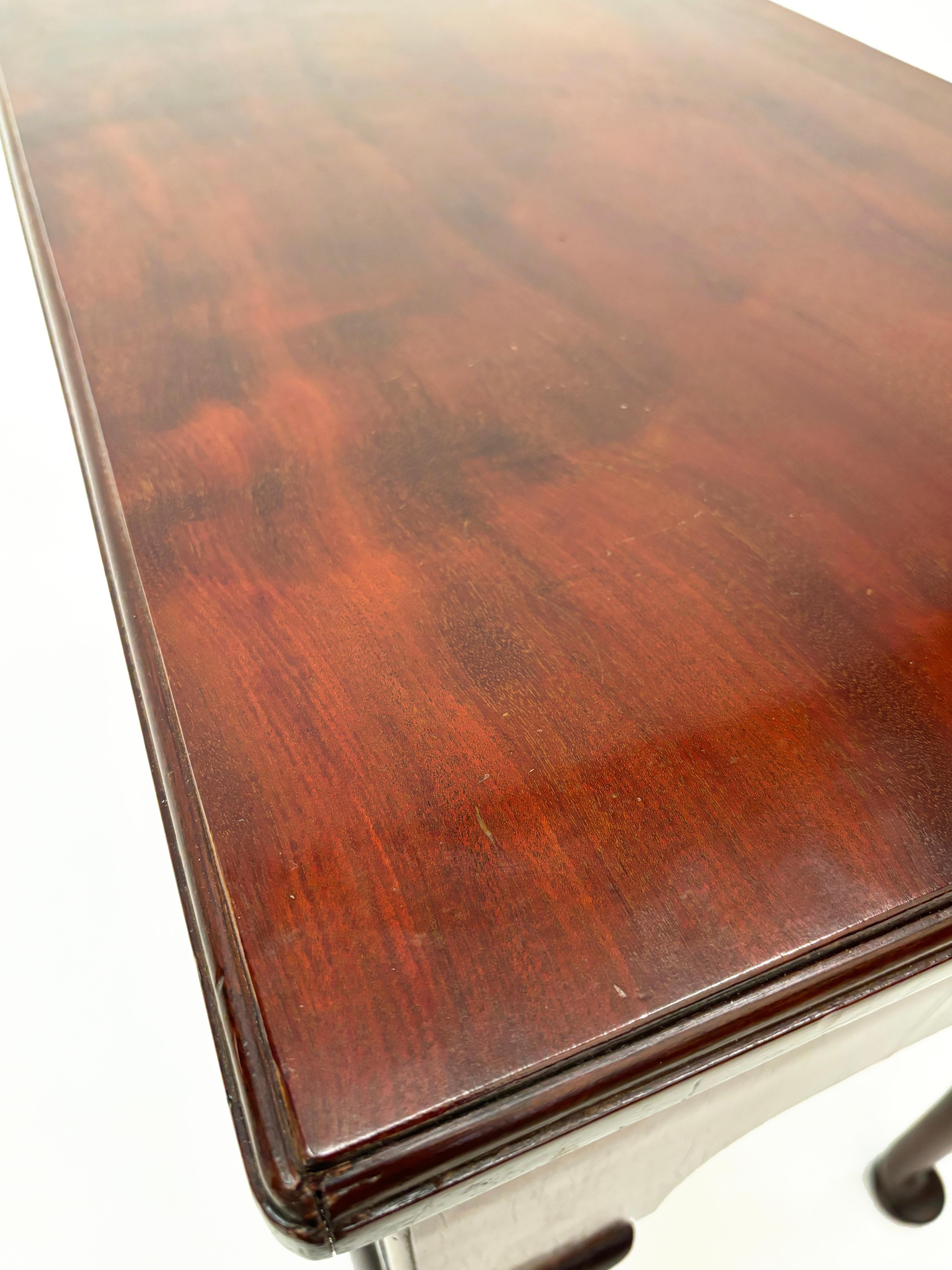 c. 1760 George II - Lowboy inglese in mogano e Oak in vendita 10