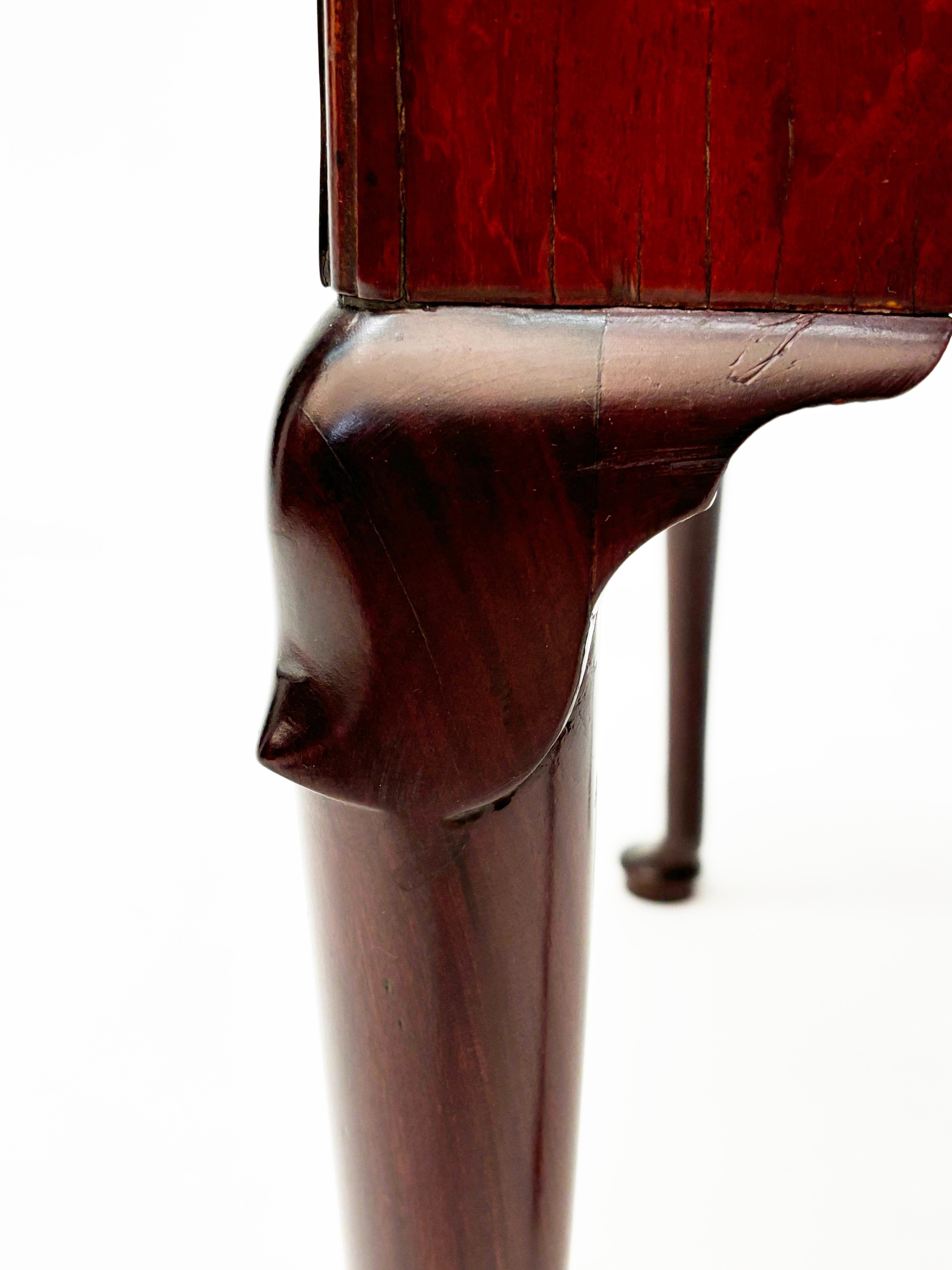 c. 1760 George II - Lowboy inglese in mogano e Oak in vendita 11