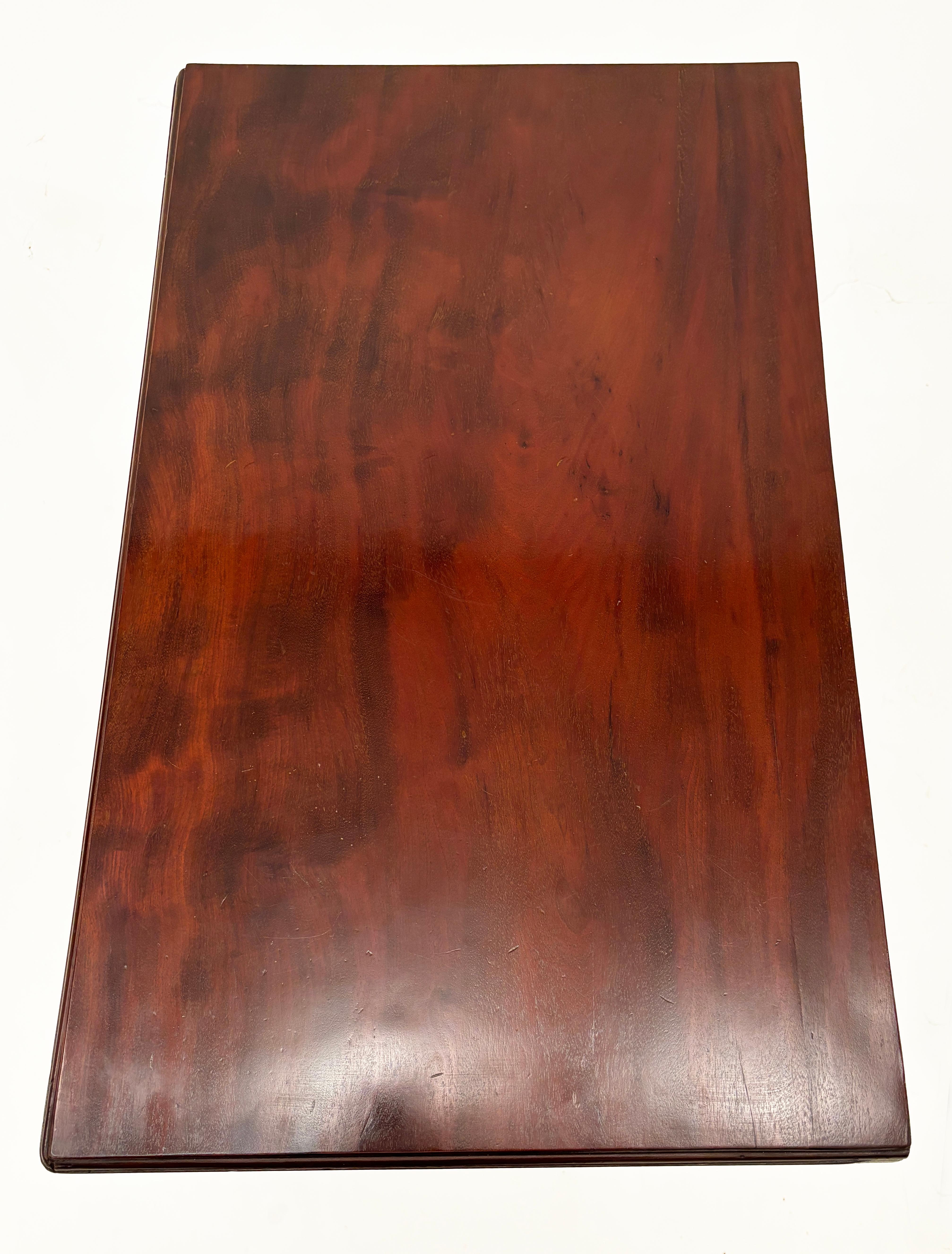c. 1760 George II - Lowboy inglese in mogano e Oak in vendita 12