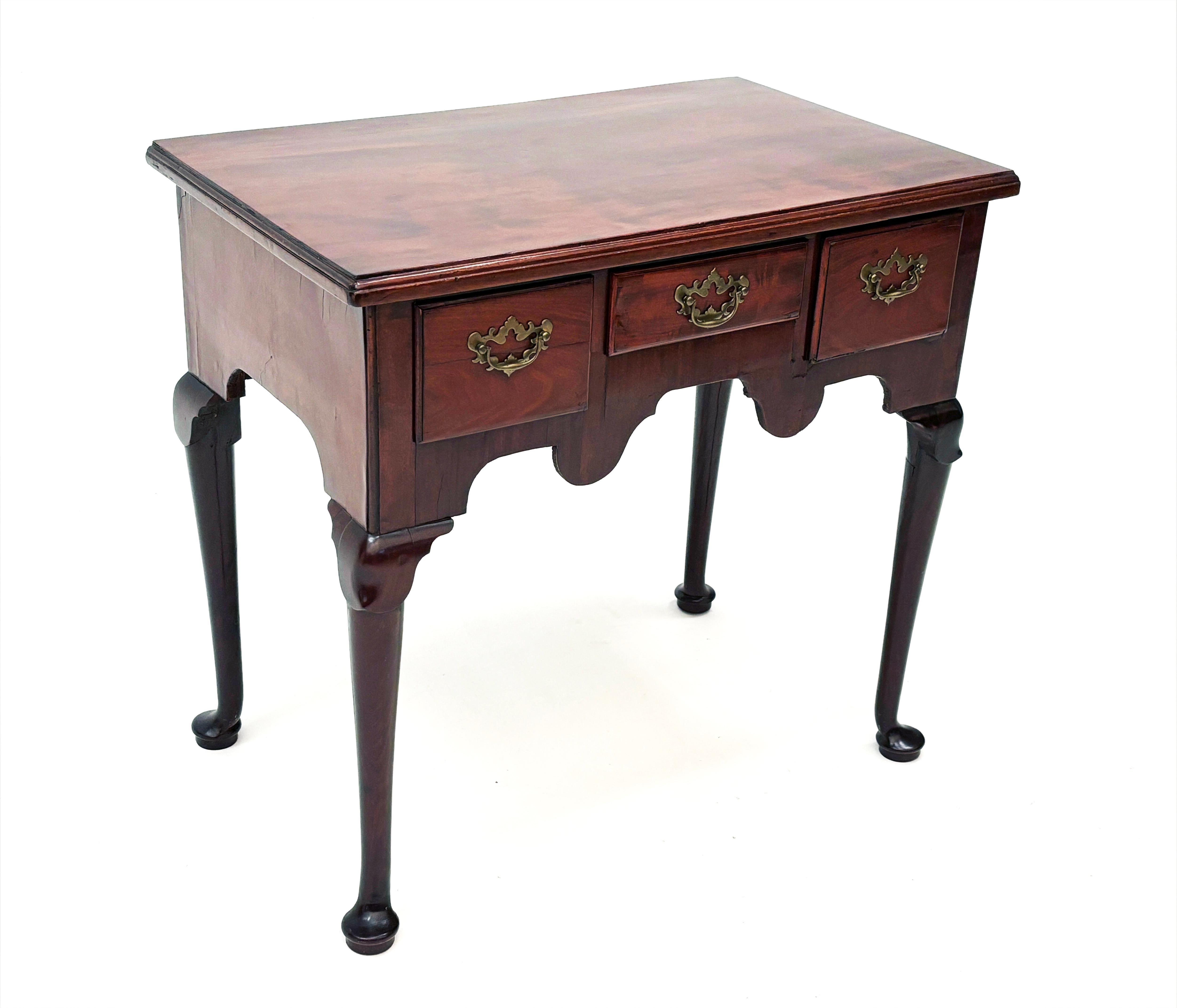 Giorgio II c. 1760 George II - Lowboy inglese in mogano e Oak in vendita