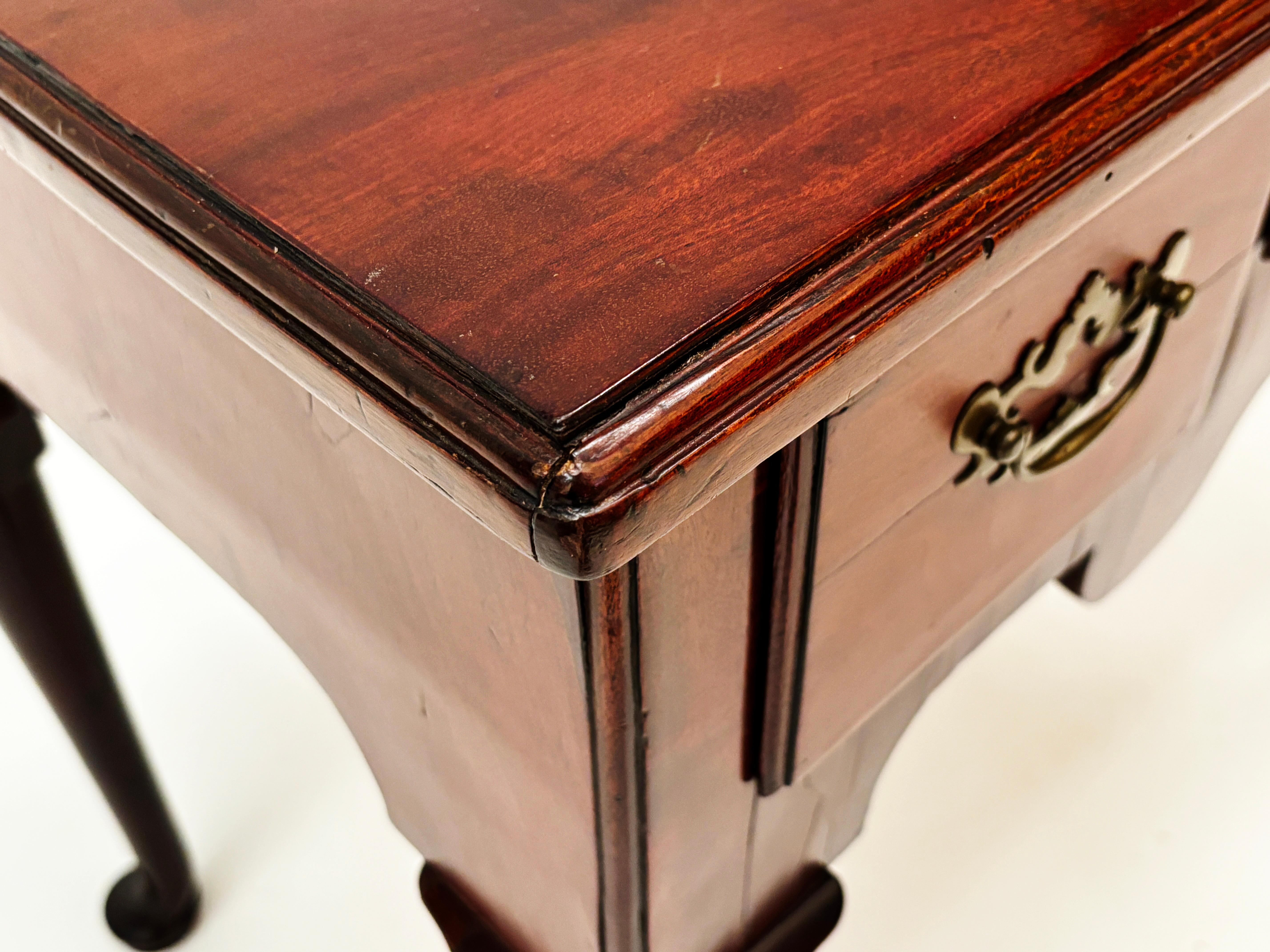 Inglese c. 1760 George II - Lowboy inglese in mogano e Oak in vendita