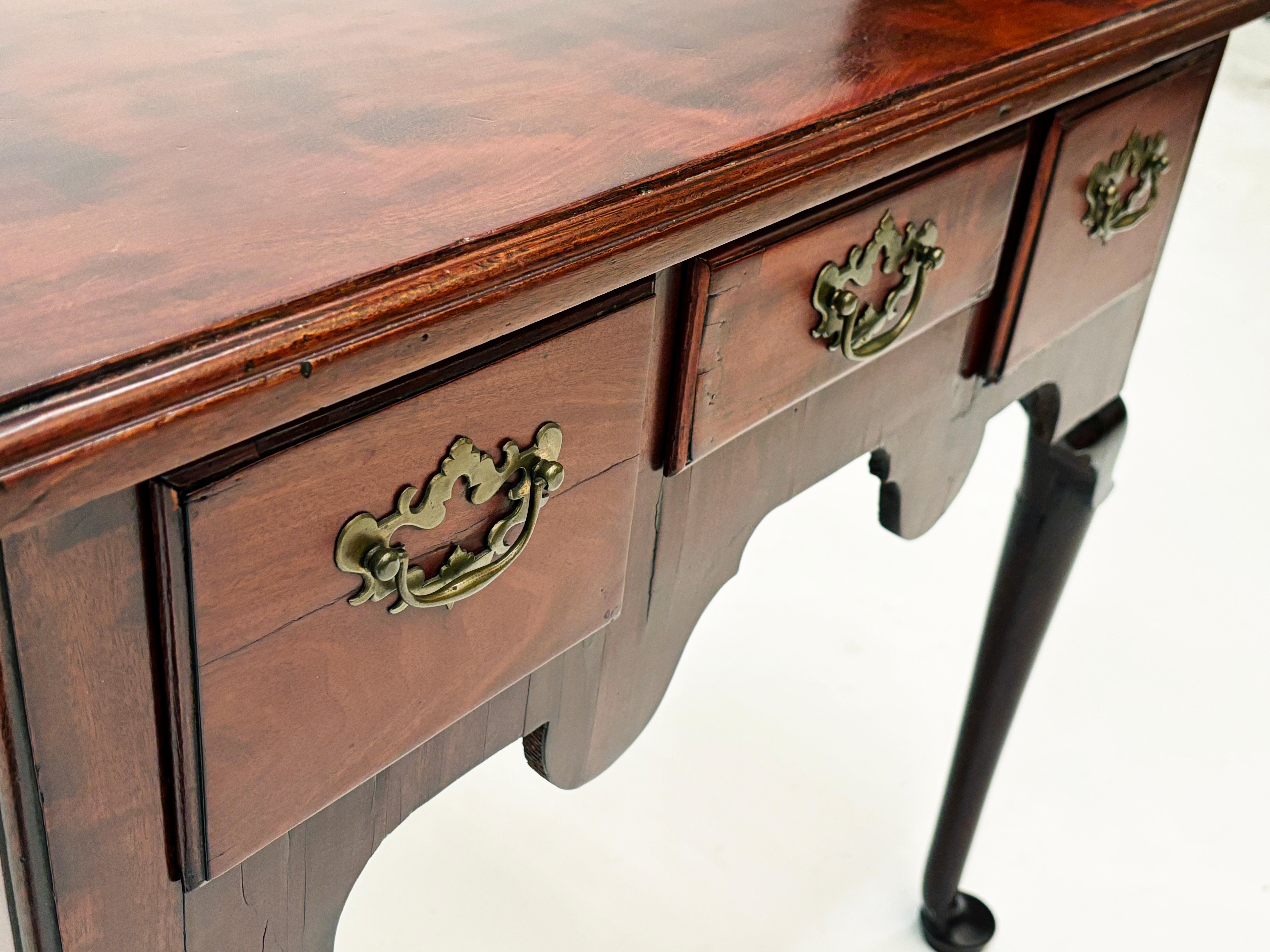 Fatto a mano c. 1760 George II - Lowboy inglese in mogano e Oak in vendita