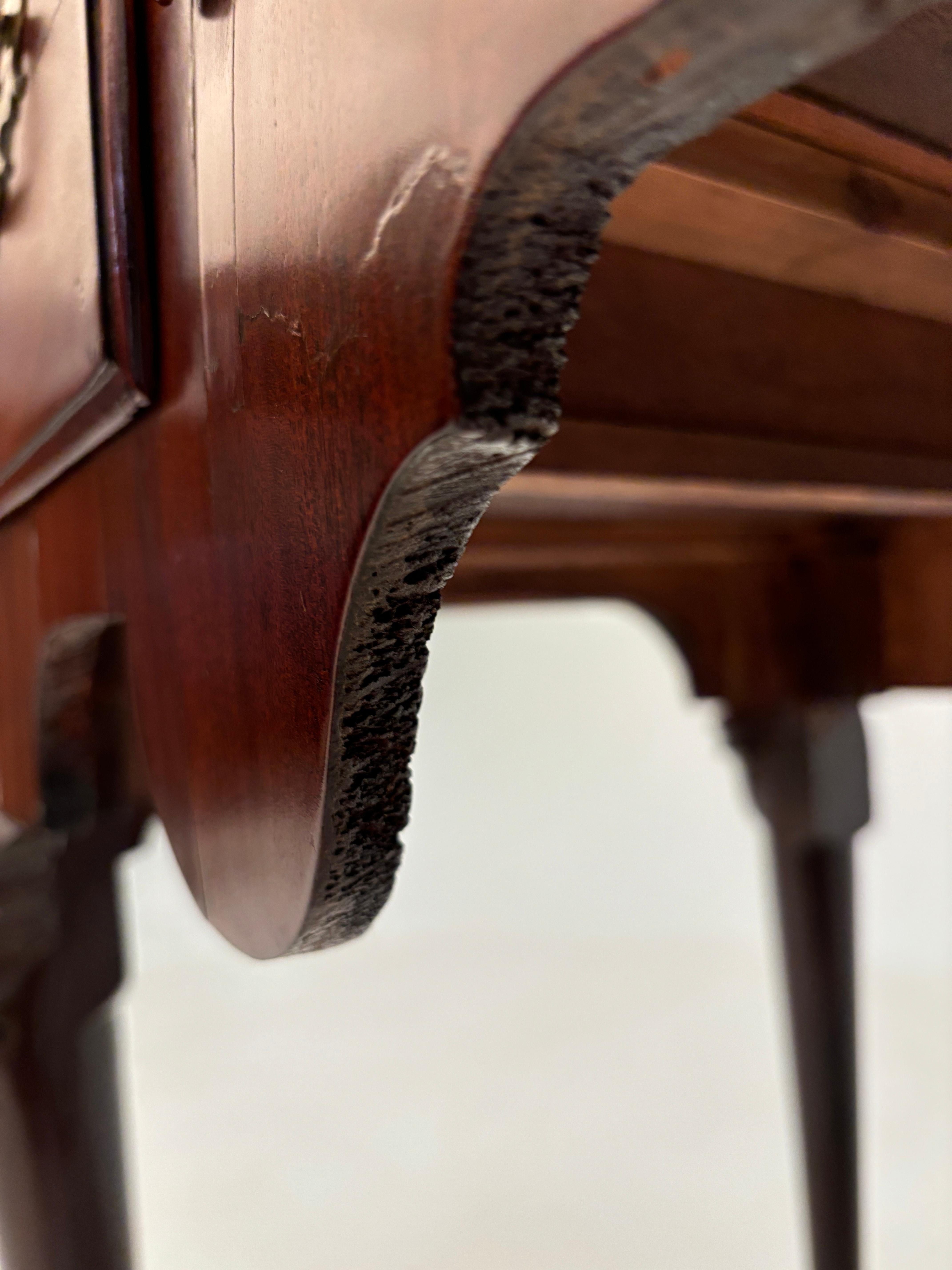 Ottone c. 1760 George II - Lowboy inglese in mogano e Oak in vendita
