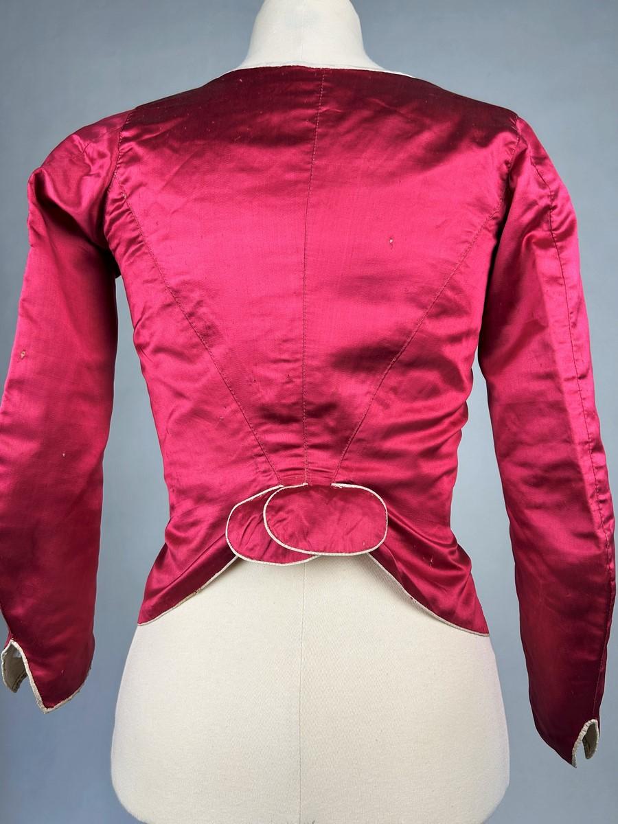 C. 1780 A french Caraco la Suzanne in raspberry satin and Chiné ribbon For Sale 5