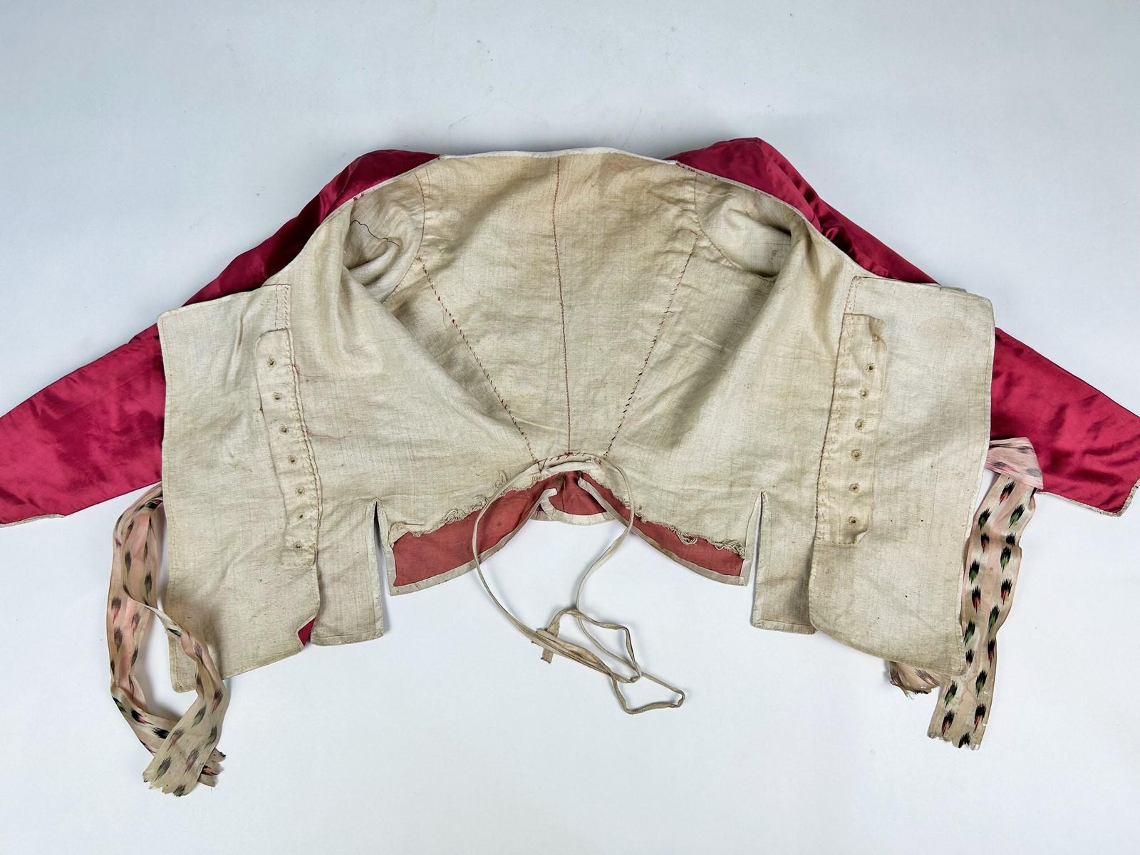 C. 1780 A french Caraco la Suzanne in raspberry satin and Chiné ribbon For Sale 6