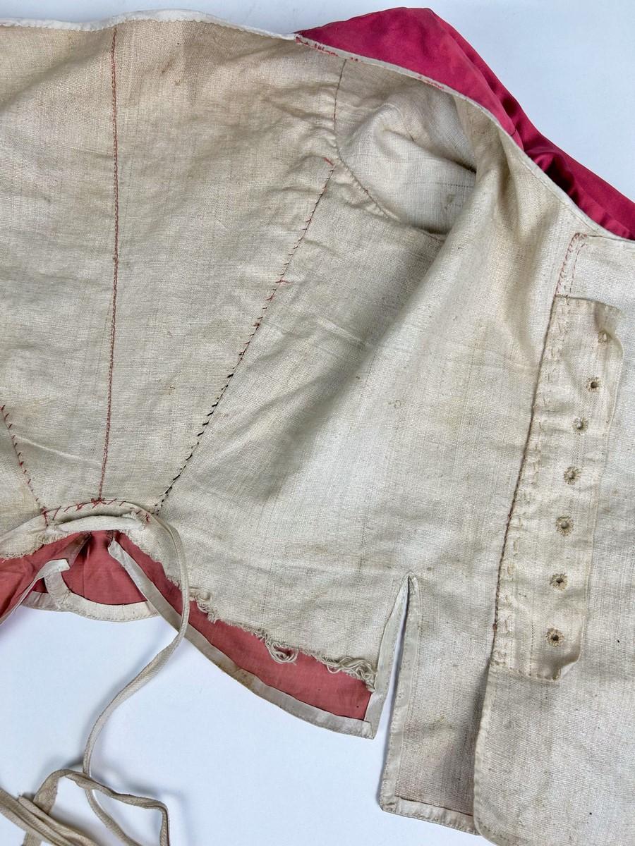 C. 1780 A french Caraco la Suzanne in raspberry satin and Chiné ribbon For Sale 7